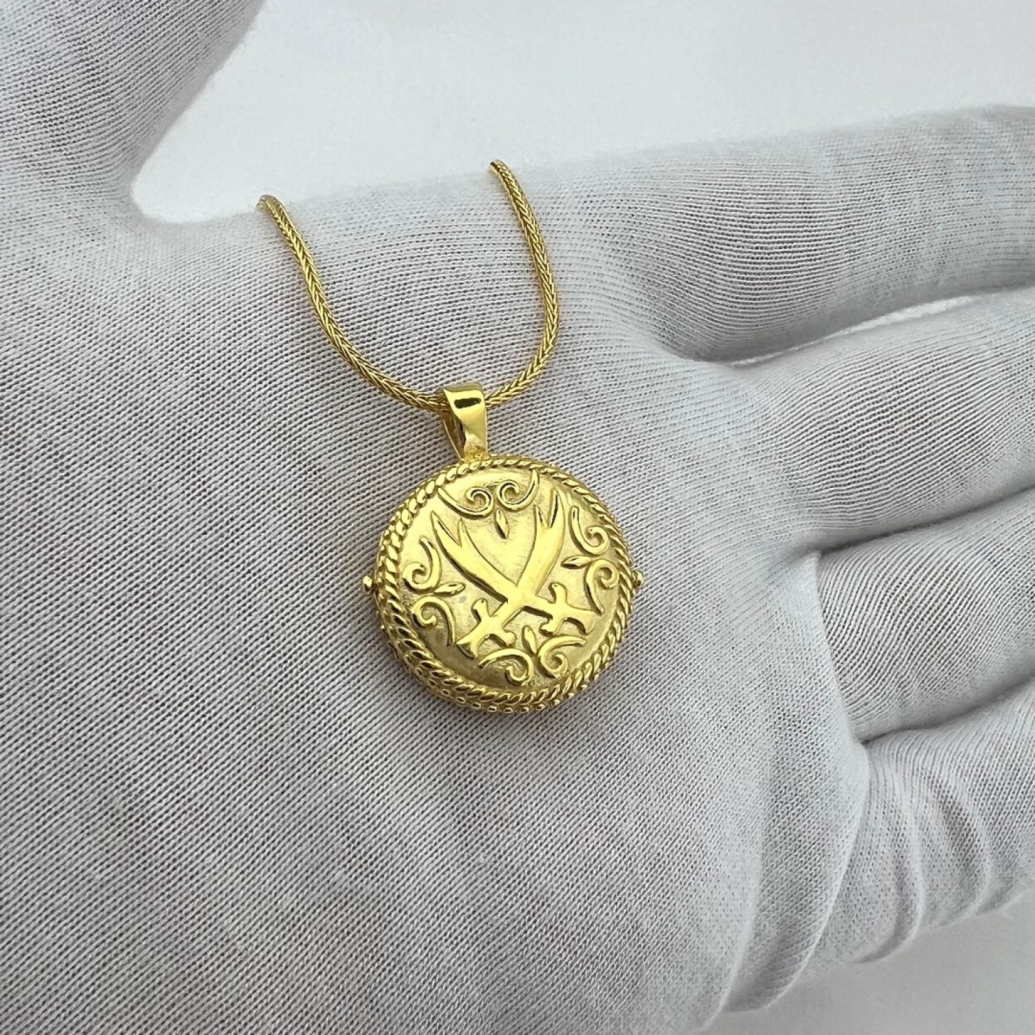 925 AYAR GÜMÜŞ ZÜLFİKAR İŞLEMELİ GOLD MUSKA KOLYE