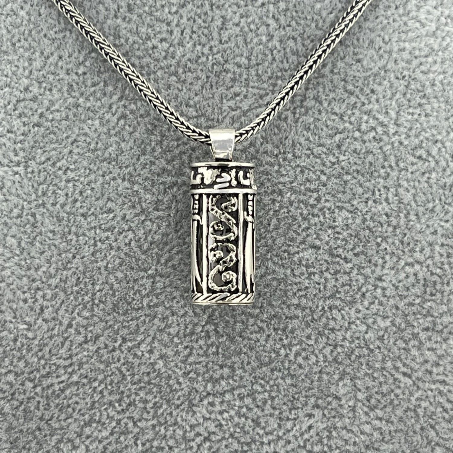 925 AYAR GÜMÜŞ ZÜLFİKAR KILIÇ DESENLİ CEVŞEN KOLYE