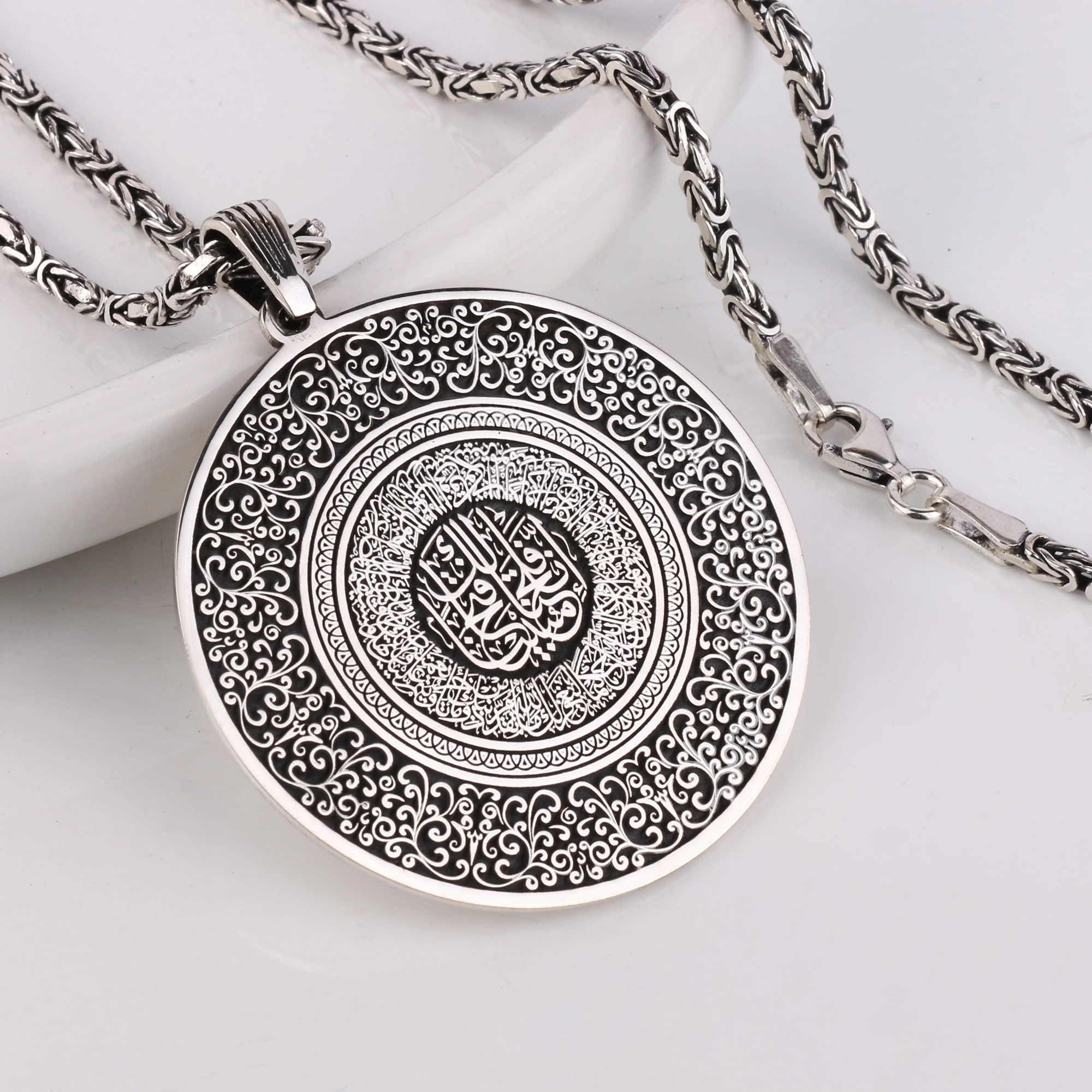 925 Ayar Gümüş Fetih Suresi Yazılı İşlemeli Madalyon Kral Zincirli Erkek Kolye