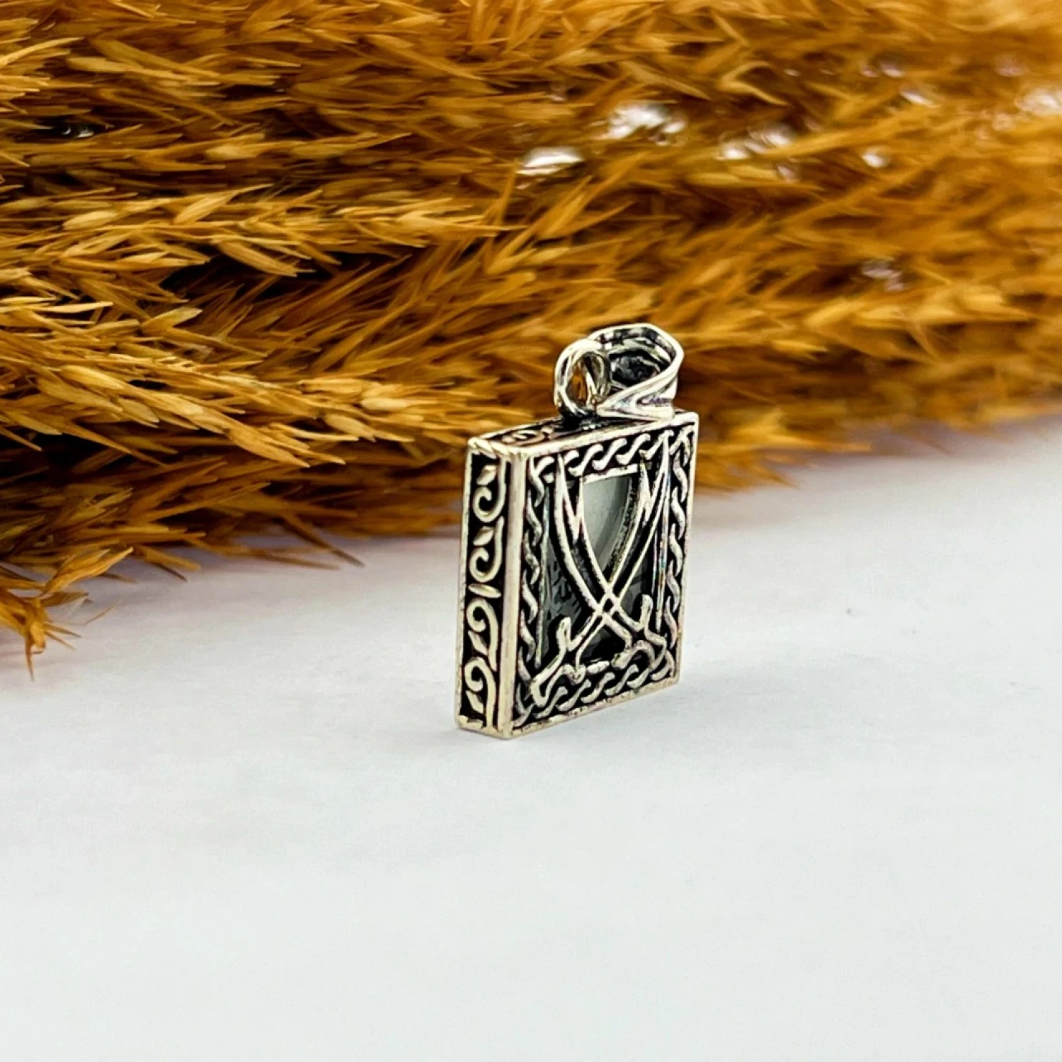 925 AYAR GÜMÜŞ KARE ZÜLFİKAR İŞLEMELİ CEVŞEN KOLYE