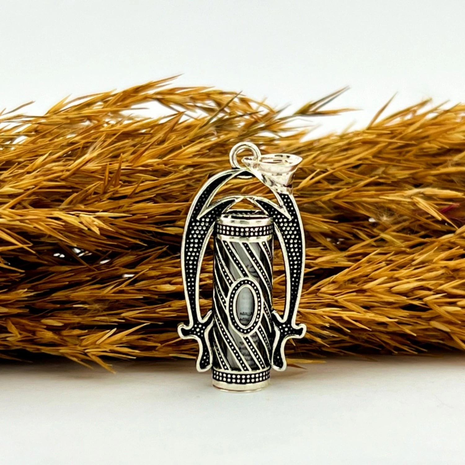 925 AYAR GÜMÜŞ ZÜLFİKAR KILIÇ DESENLİ CEVŞEN KOLYE