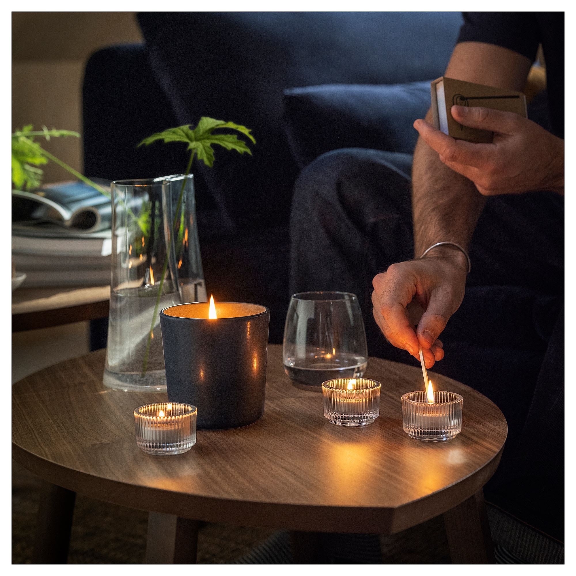 Kokulu tealight mum, siyah-turkuaz, 3.5 saat, Güve otu ve sardunya