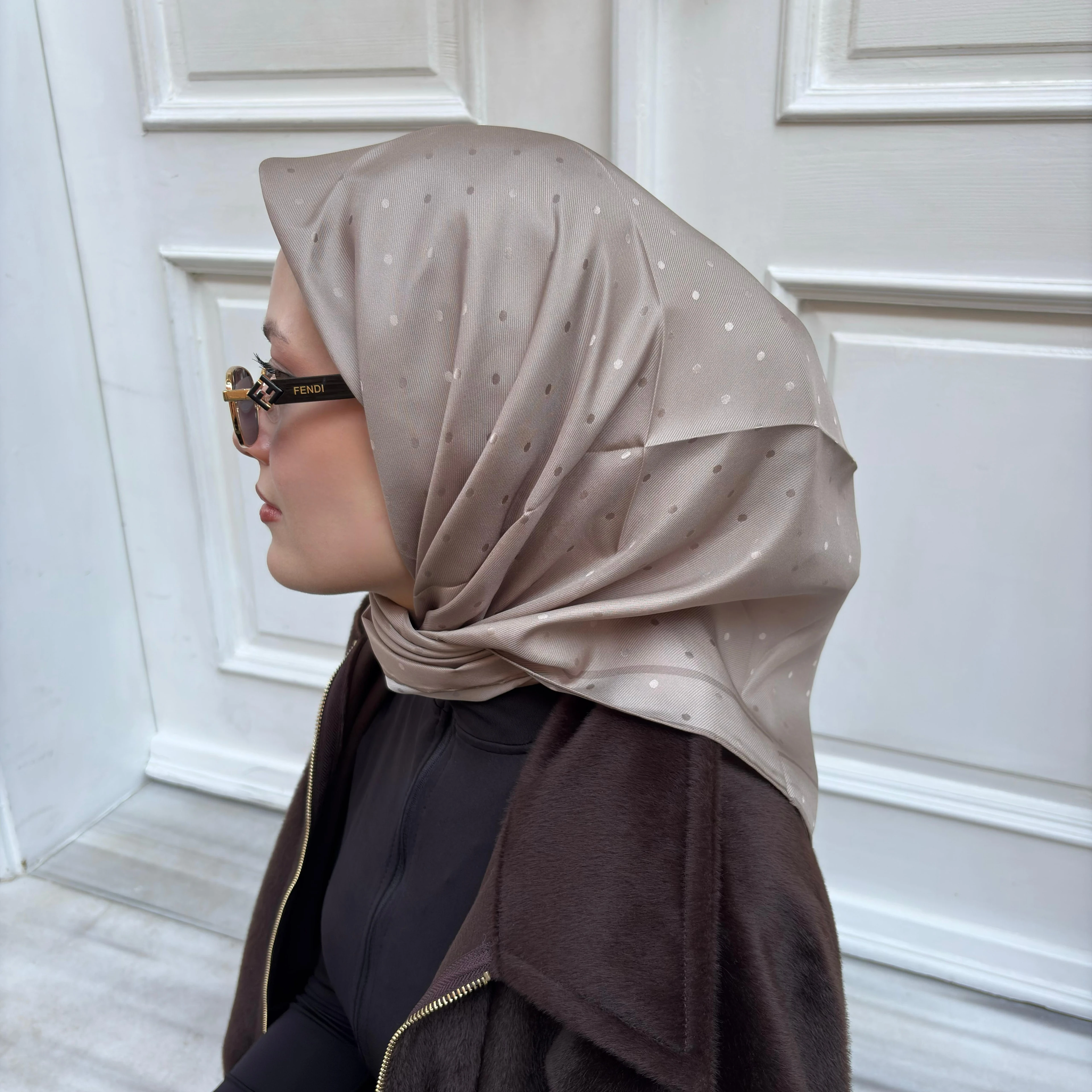 Armine Jakarlı İpek Eşarp Puantiyeli Vizon 19