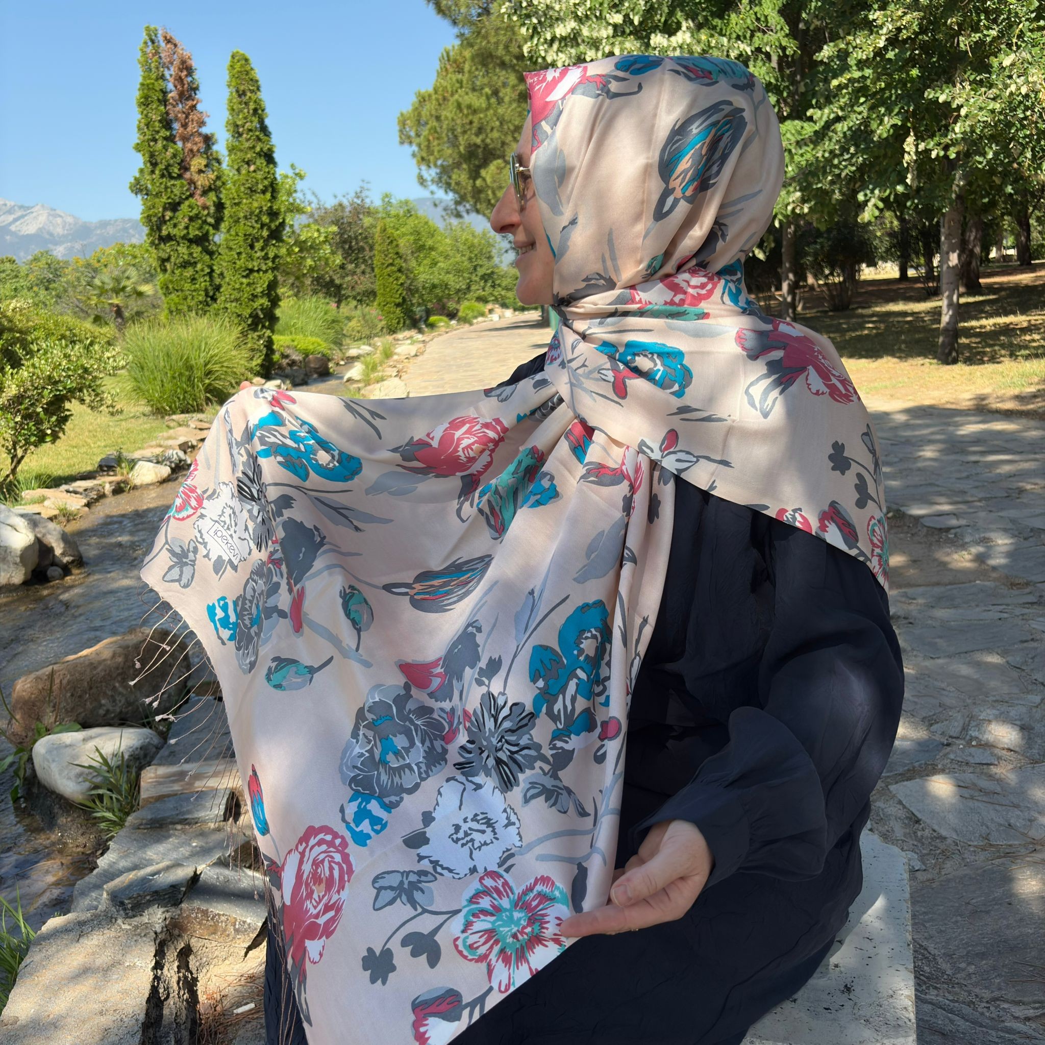 Vizon Yalı Bahçesi Desenli İpek Şal