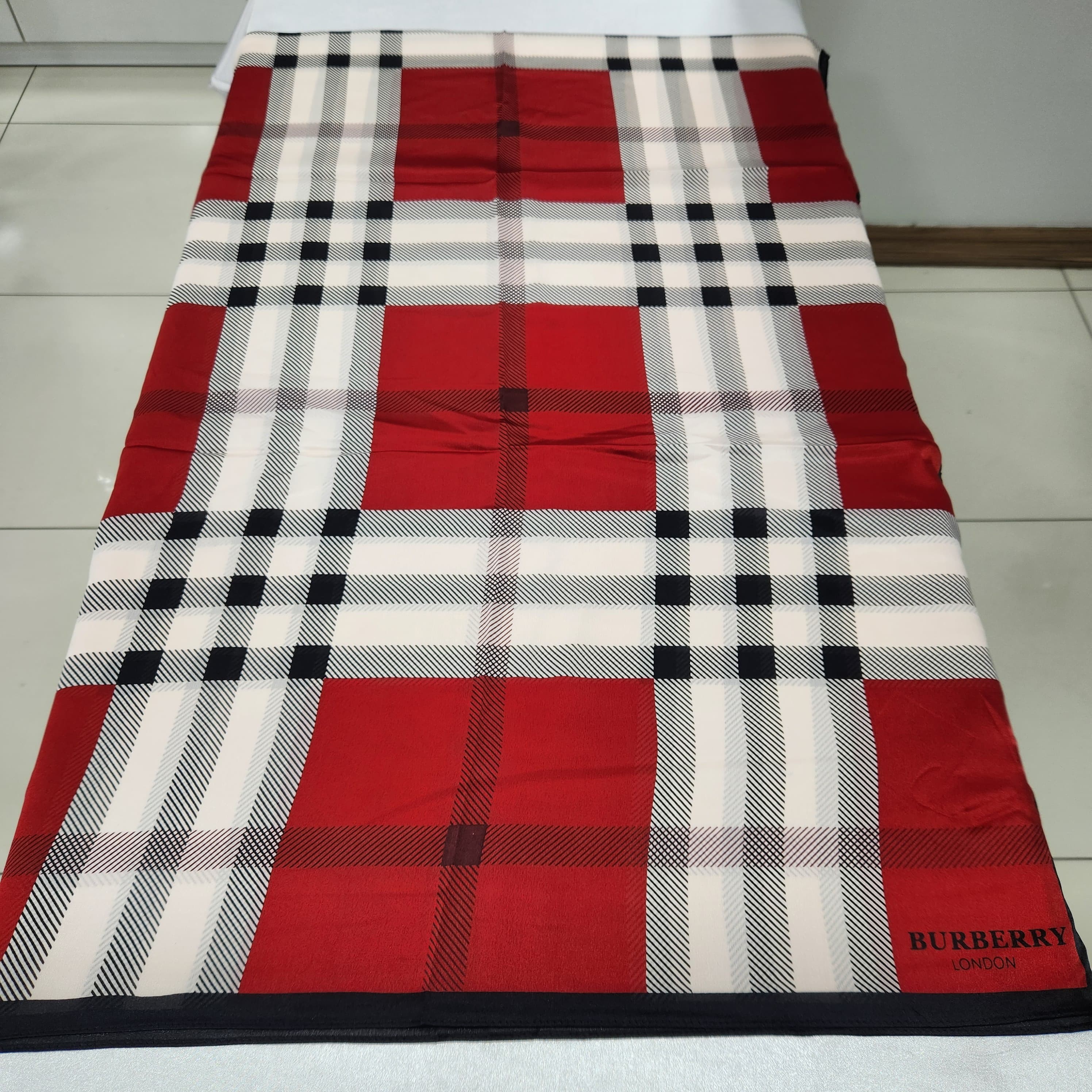 Burberry Desen Vual İpek Şal
