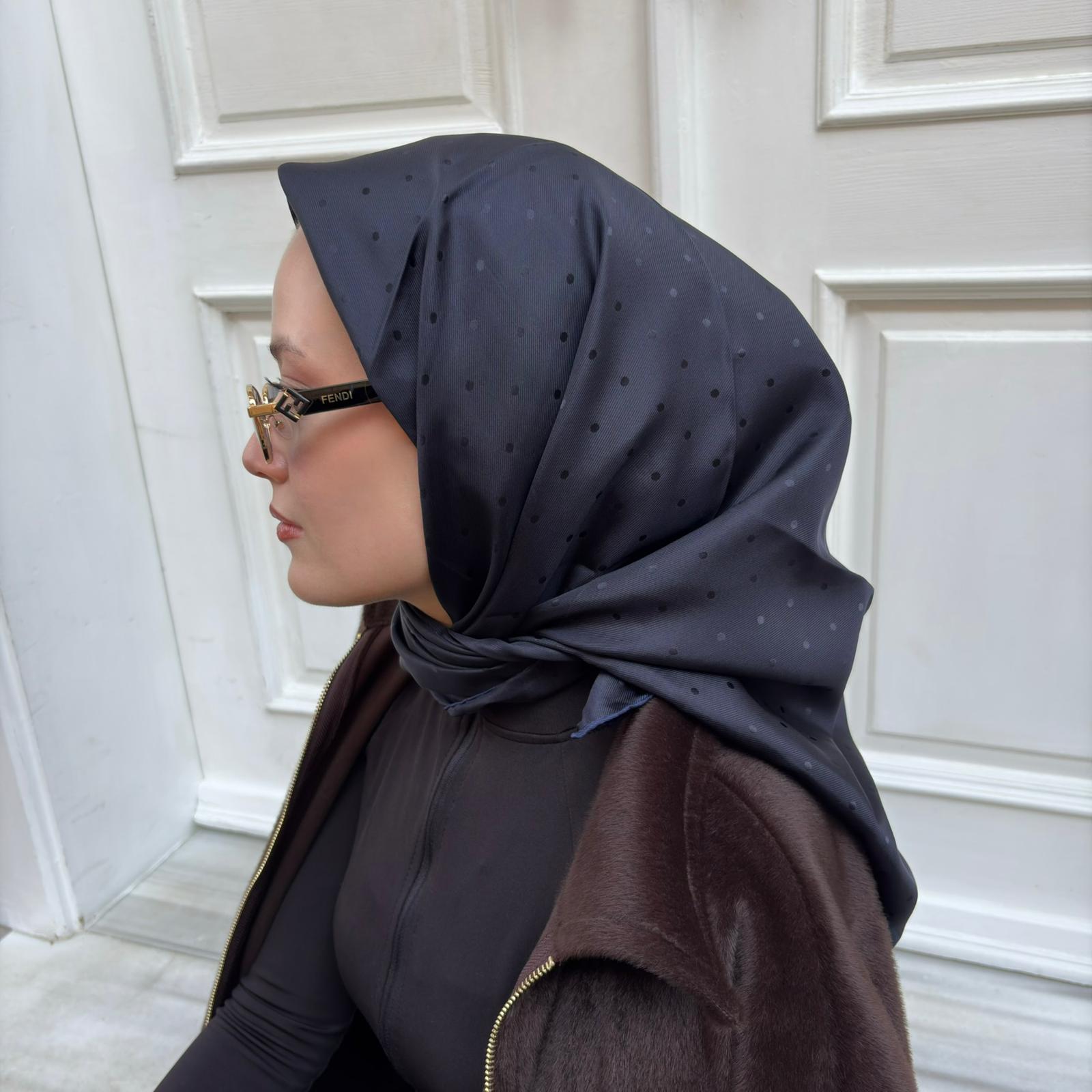 Armine Jakarlı İpek Eşarp Puantiyeli Lacivert 21