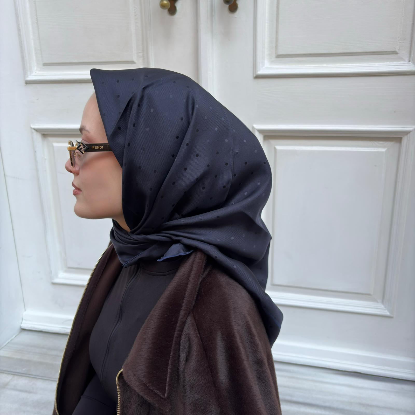 Armine Jakarlı İpek Eşarp Puantiyeli Lacivert 21