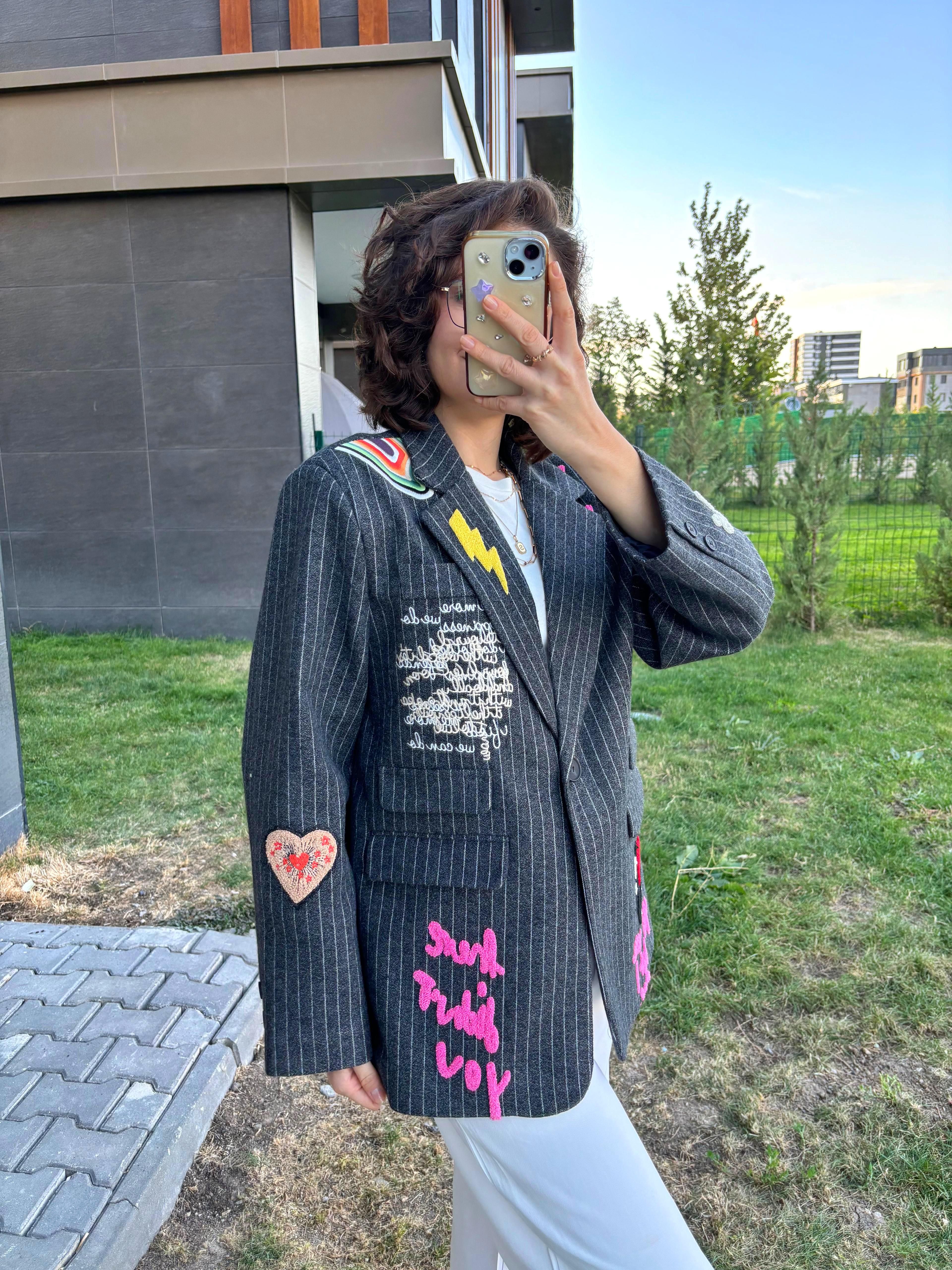Renkli Nakış Detaylı Kaşe Blazer Ceket