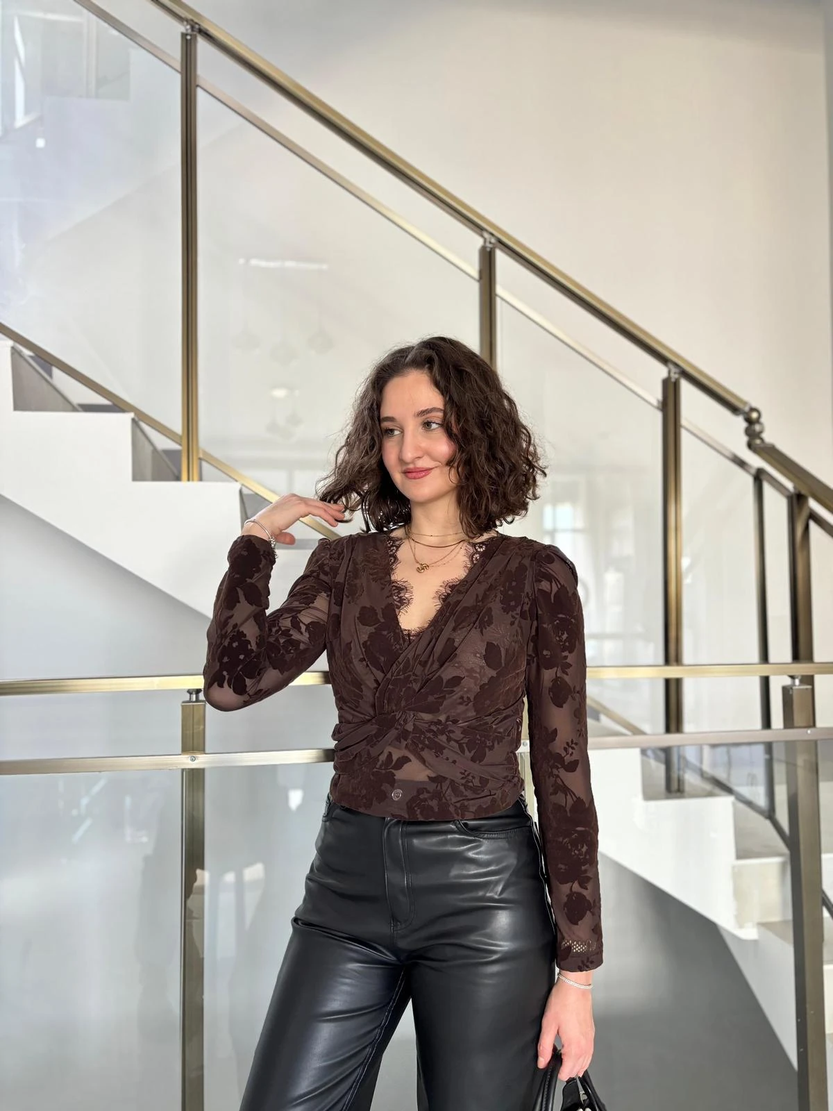 Güpürlü Kruvaze Yaka Kadife Desenli Bluz - Kahverengi