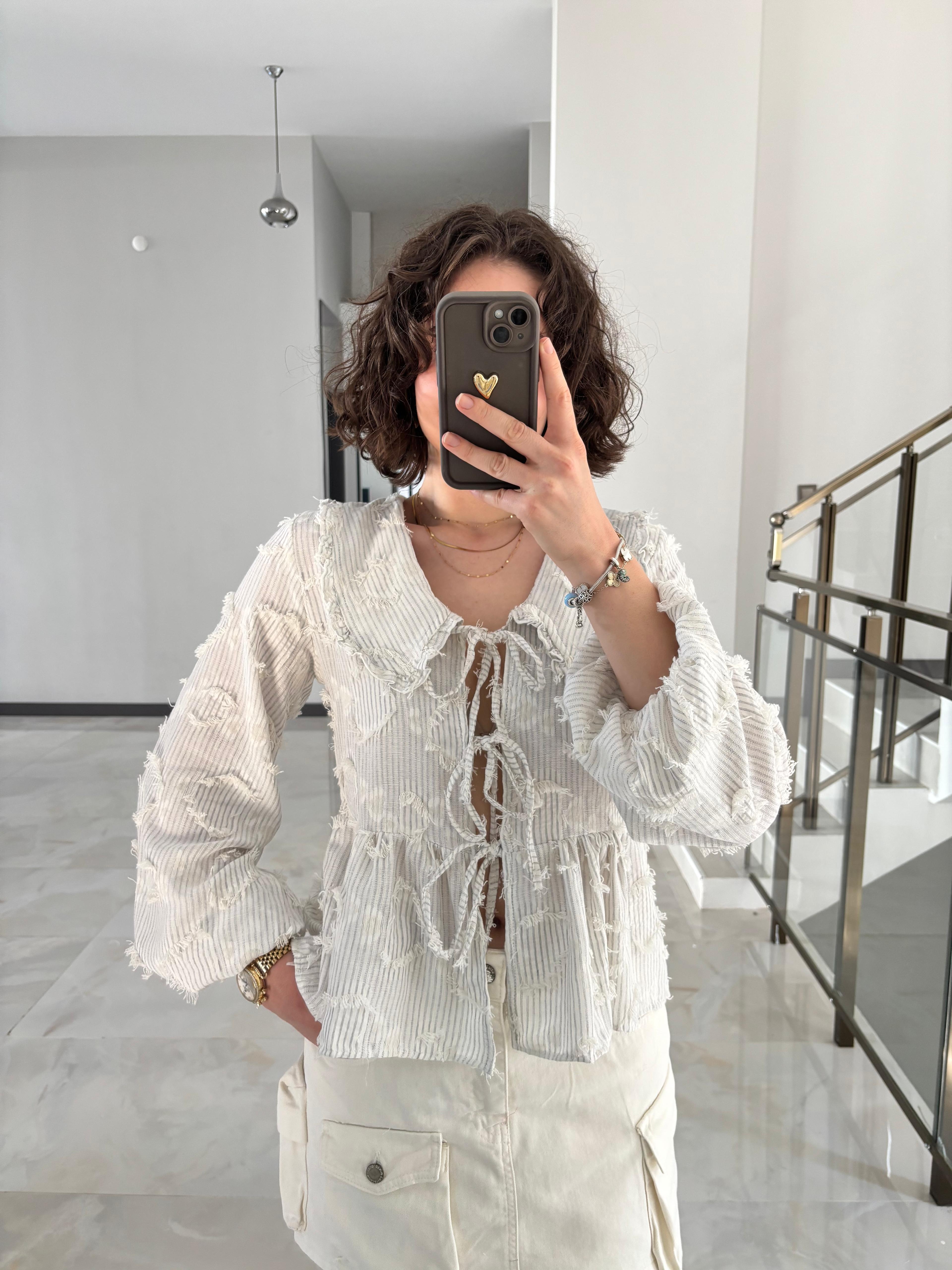 Püskül Detay Bebe Yaka Gömlek