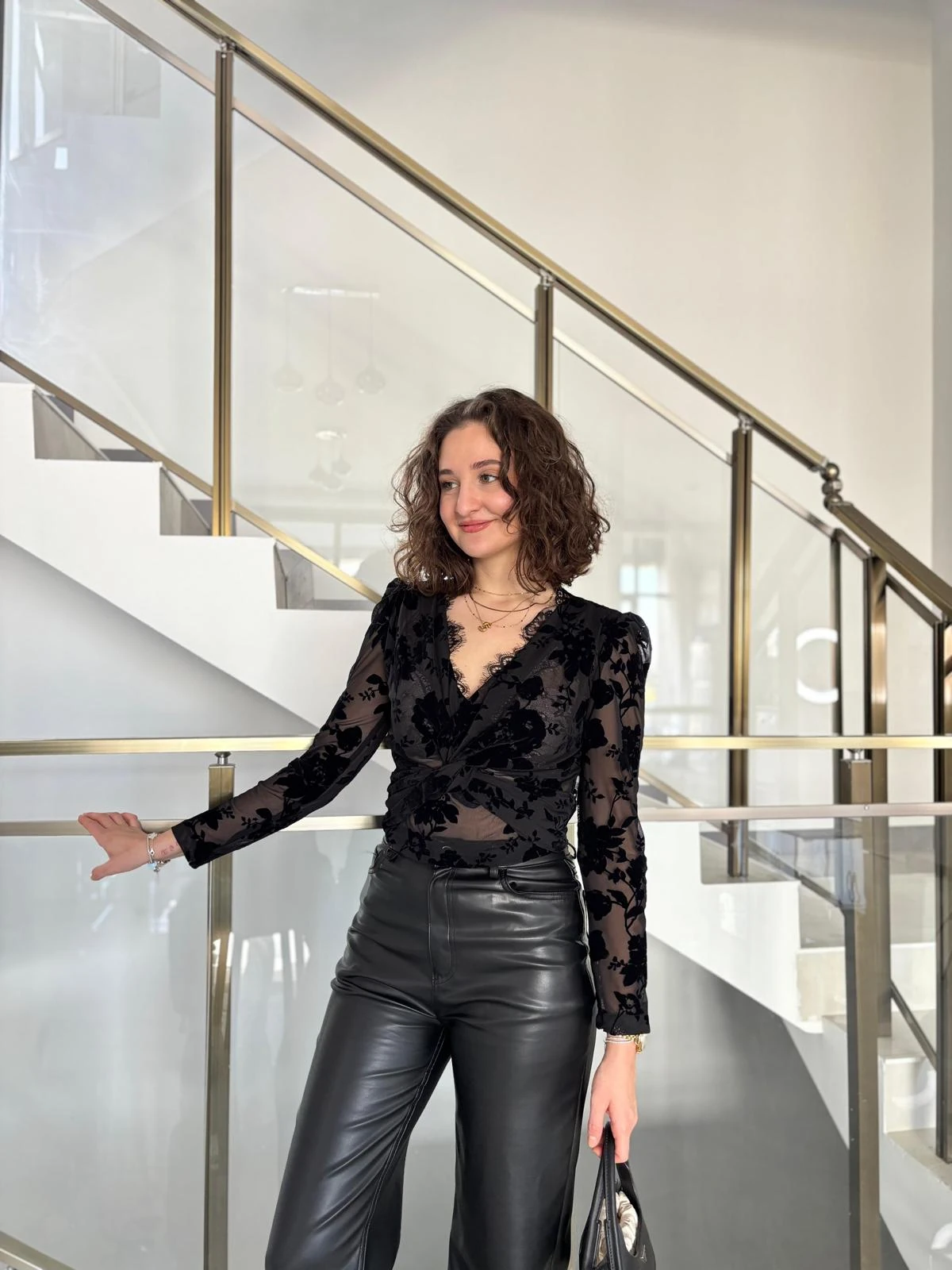 Güpürlü Kruvaze Yaka Kadife Desenli Bluz - SİYAH