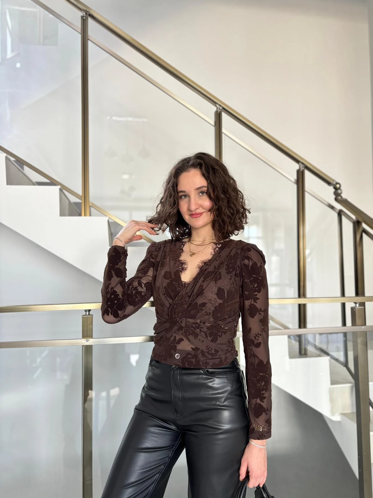 Güpürlü Kruvaze Yaka Kadife Desenli Bluz