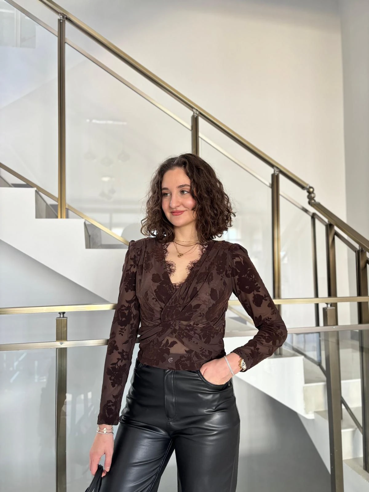 Güpürlü Kruvaze Yaka Kadife Desenli Bluz