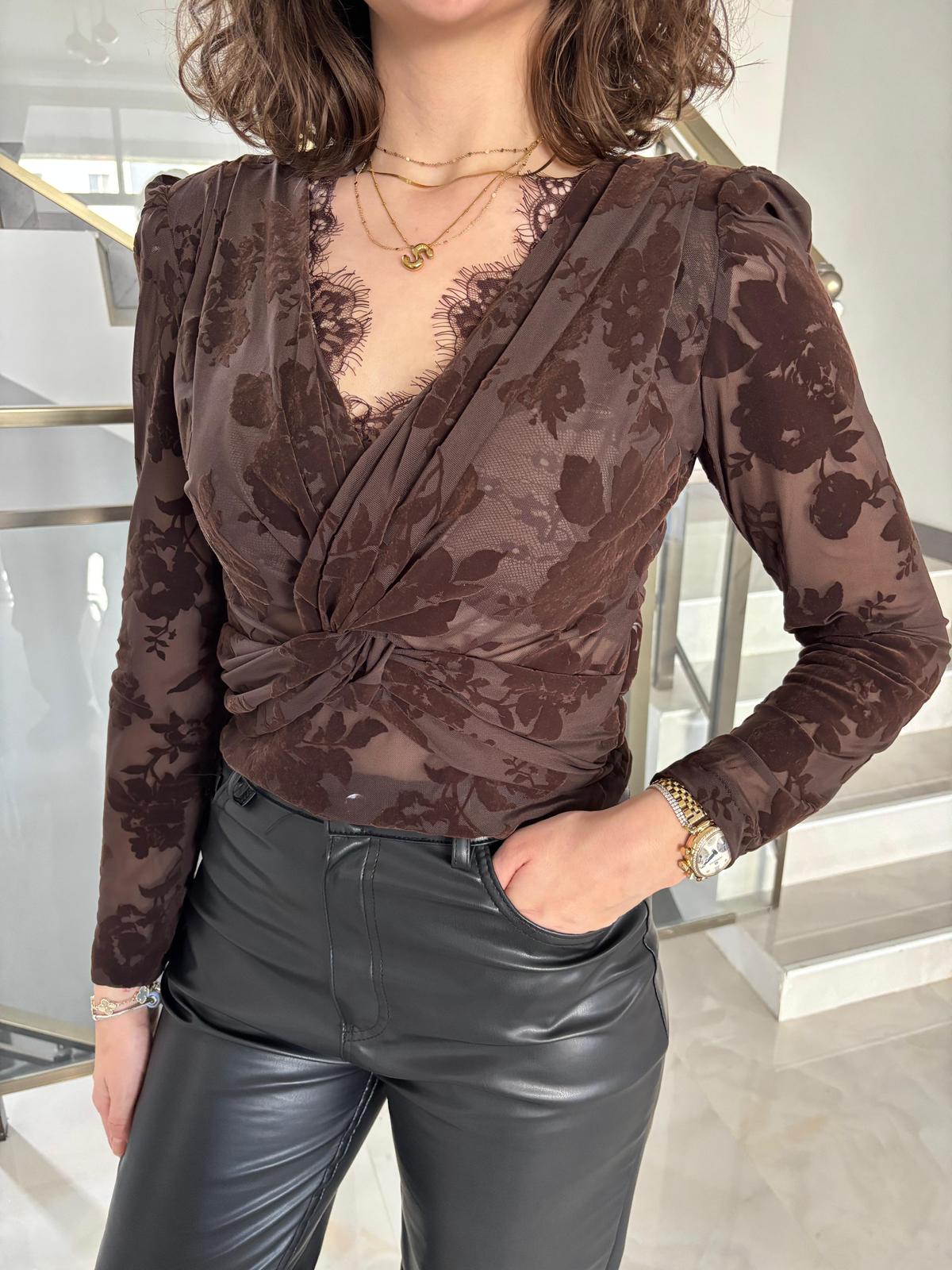 Güpürlü Kruvaze Yaka Kadife Desenli Bluz