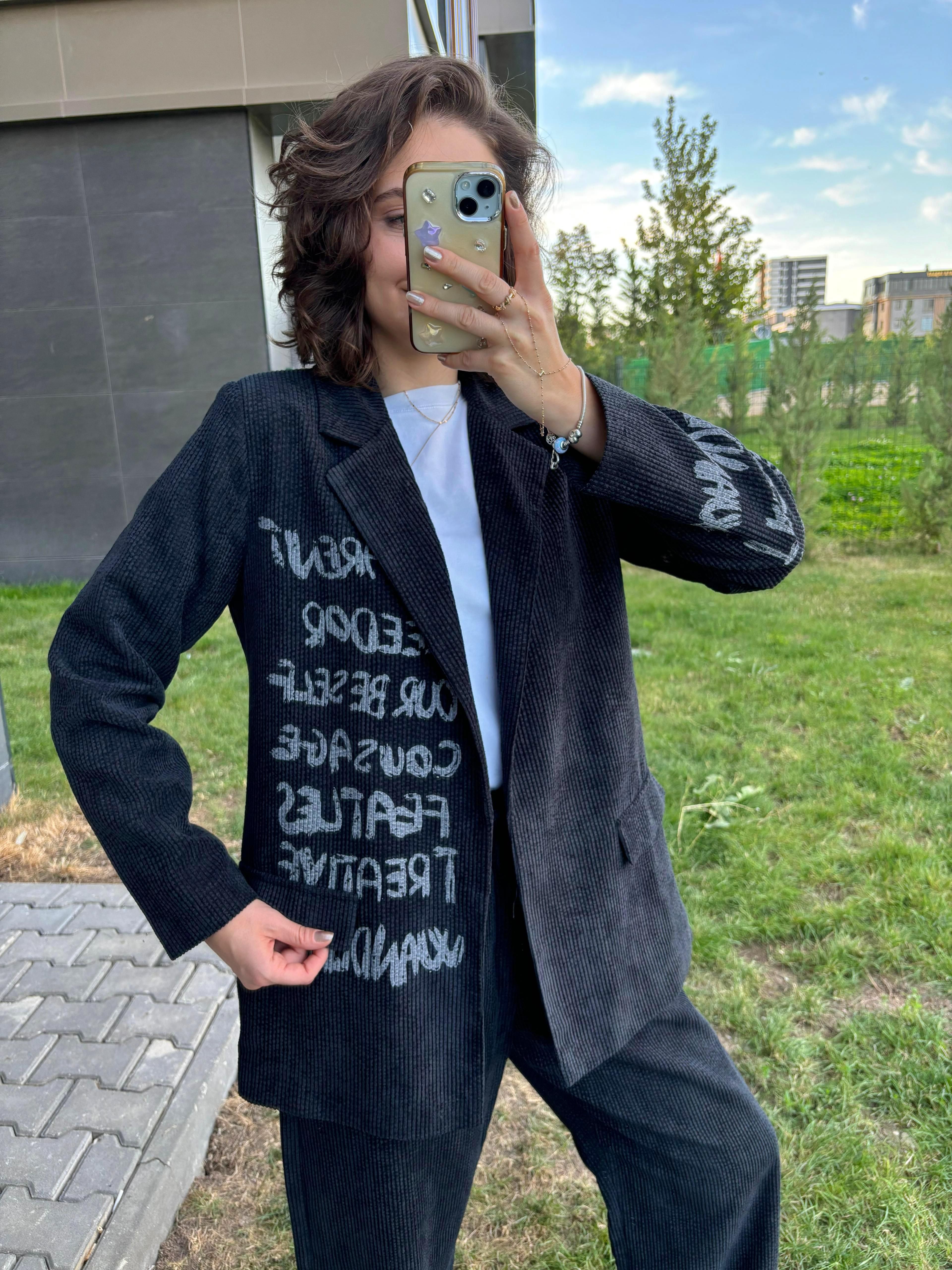 Grafiti Yazı Baskılı Kadife Blazer Ceket