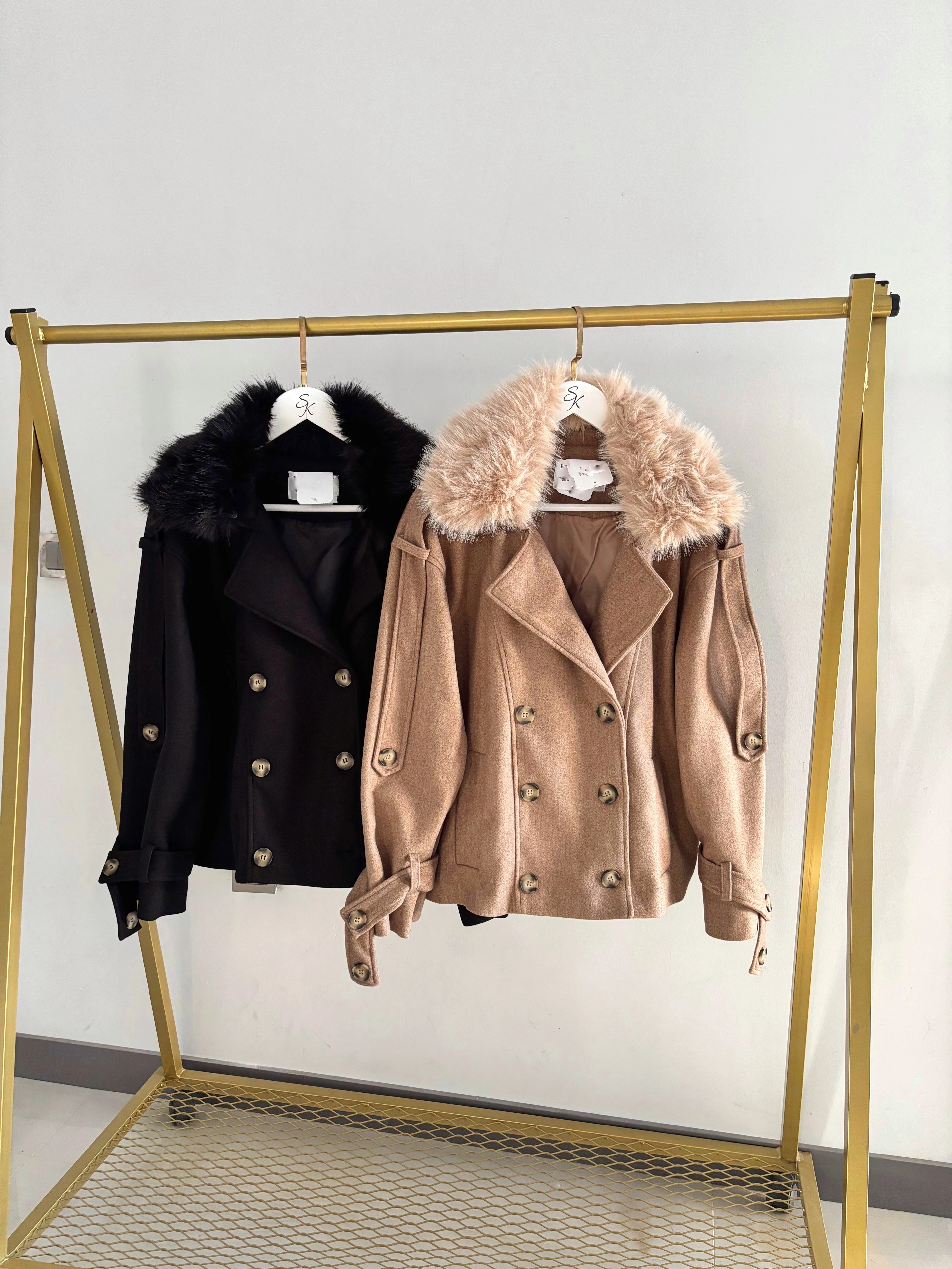 Yakası Kürk Detaylı Kaşe Kaban