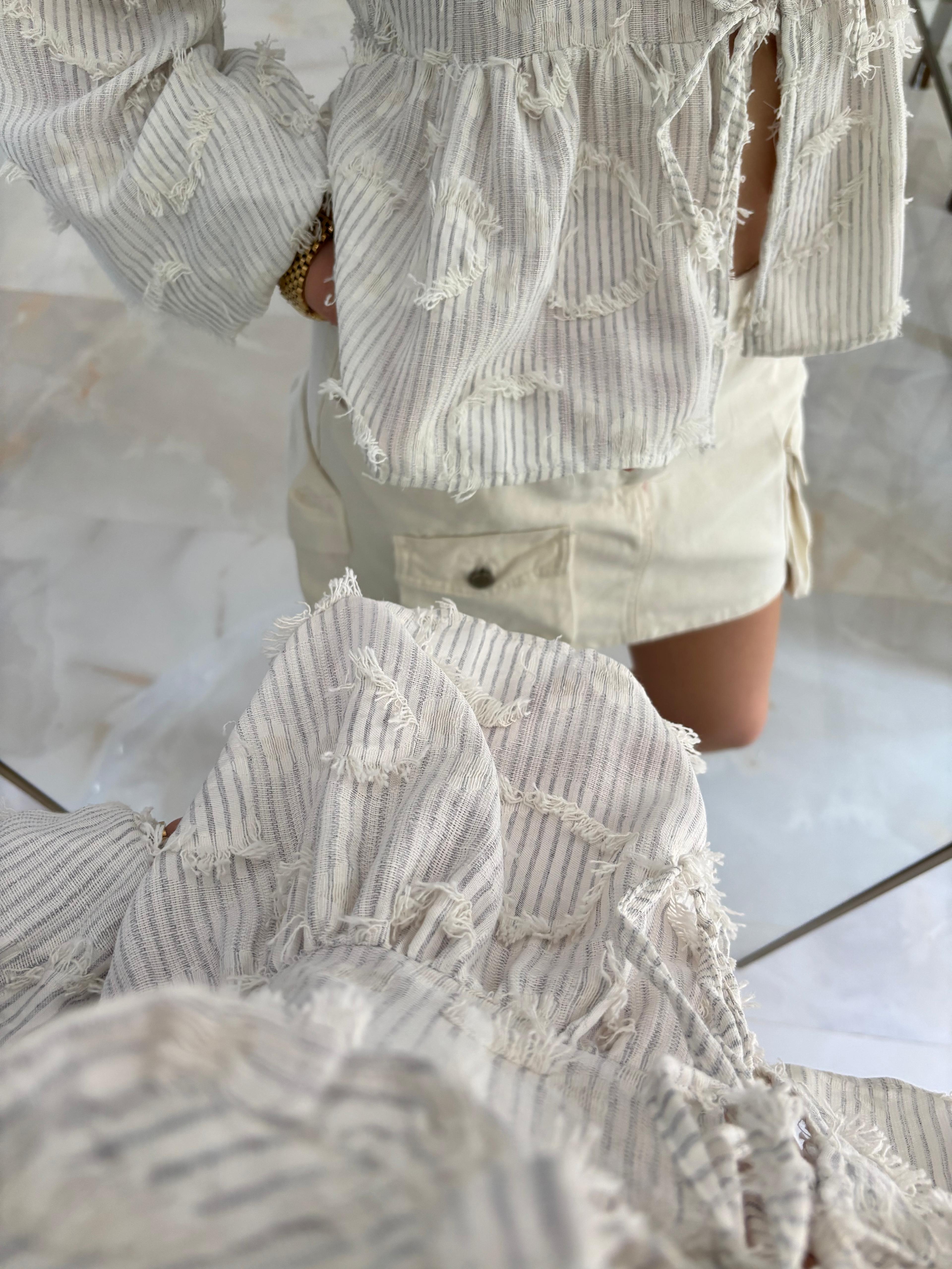 Püskül Detay Bebe Yaka Gömlek