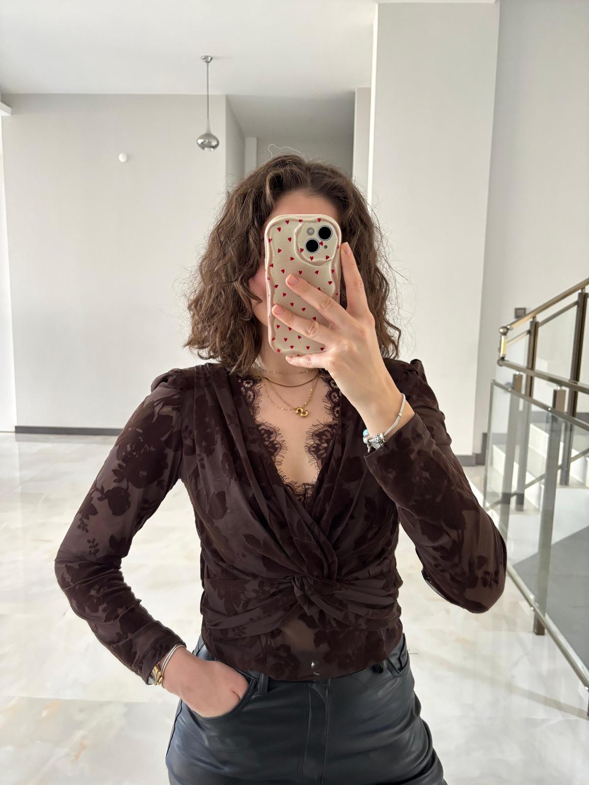 Güpürlü Kruvaze Yaka Kadife Desenli Bluz