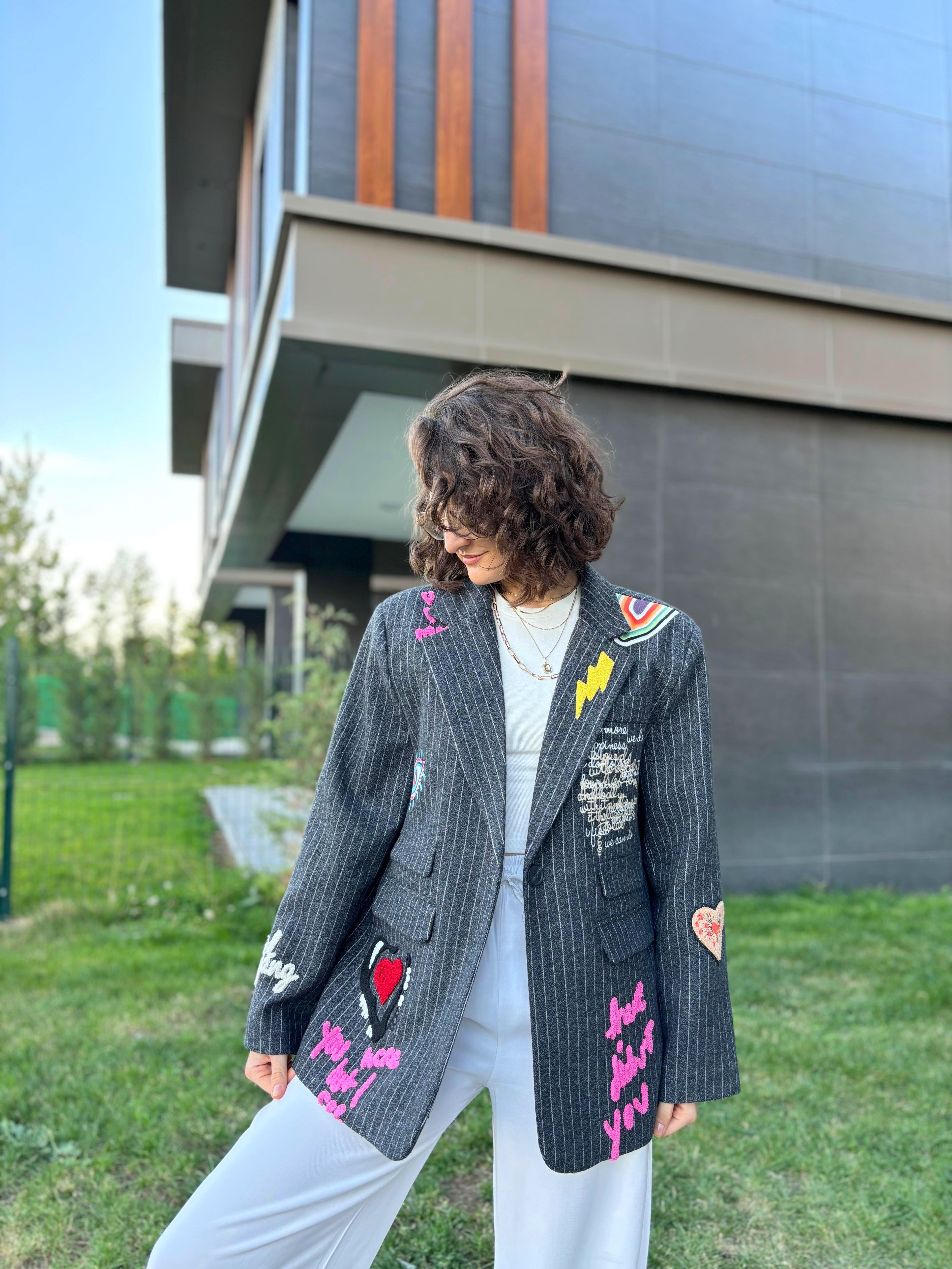 Renkli Nakış Detaylı Kaşe Blazer Ceket