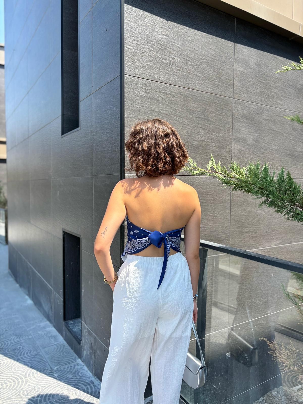 Desenli Saten Sırt Bağlamalı Bluz