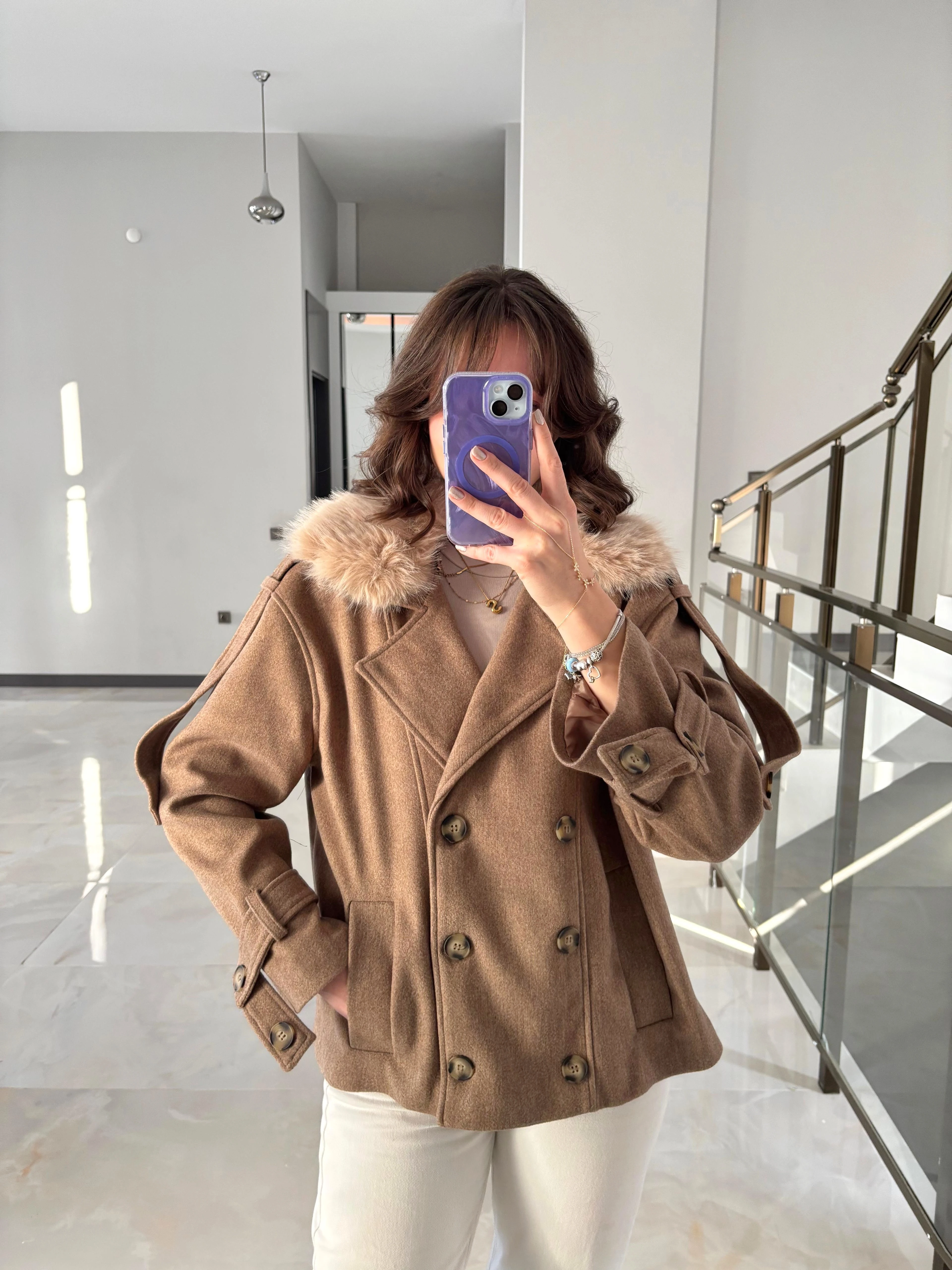 Yakası Kürk Detaylı Kaşe Kaban