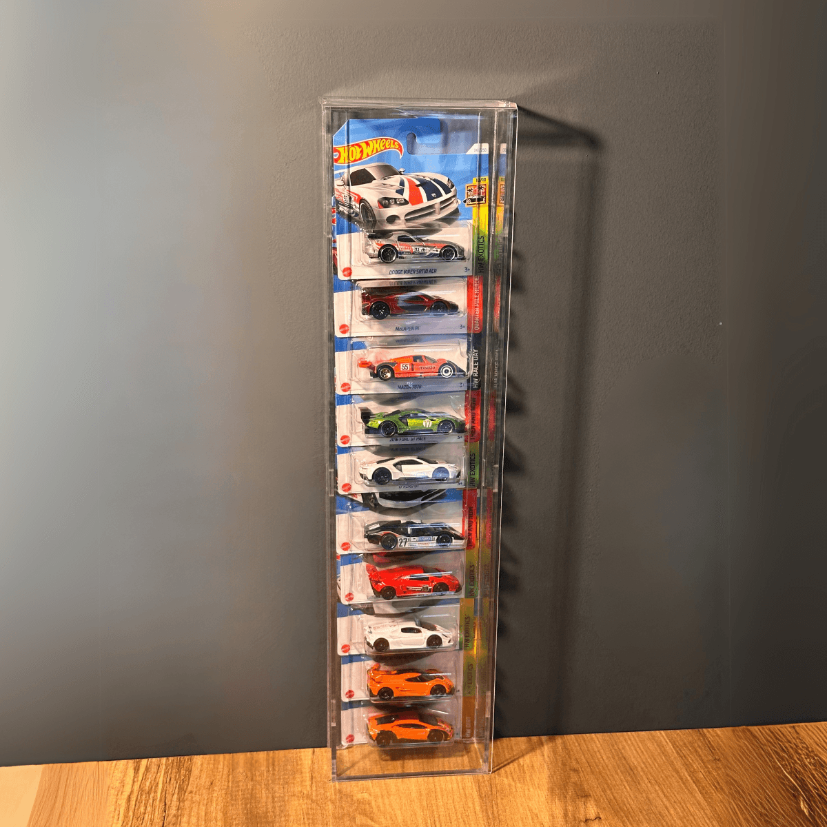 10’lu Kapaklı Pleksi Hot Wheels Diecast Araba Kartonetleri İle Dikey Araç Sergileme Rafı