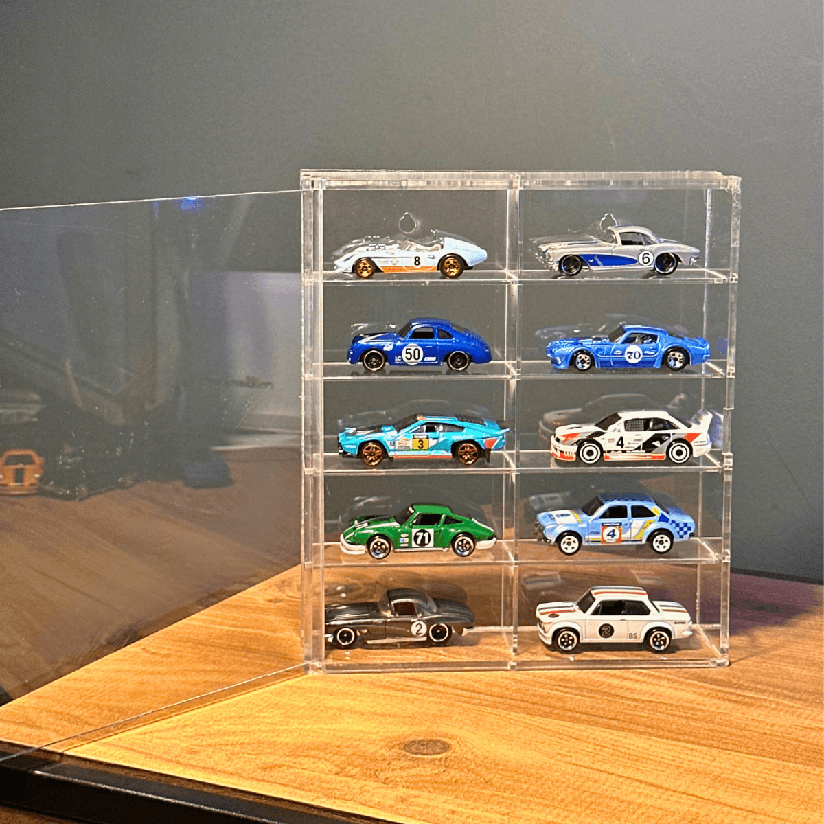 10’lu kapaklı Pleksi raf +10 adet regular Hot wheels