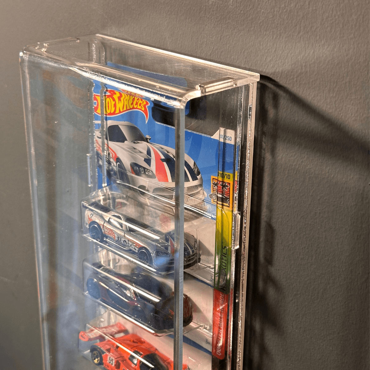 10’lu Kapaklı Pleksi Hot Wheels Diecast Araba Kartonetleri İle Dikey Araç Sergileme Rafı