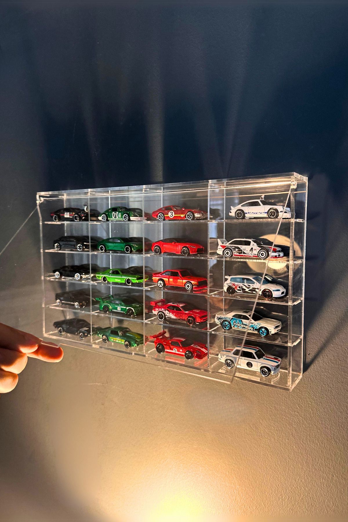 20 Kapasiteli Hot Wheels Kapaklı Pleksi Duvar Rafı