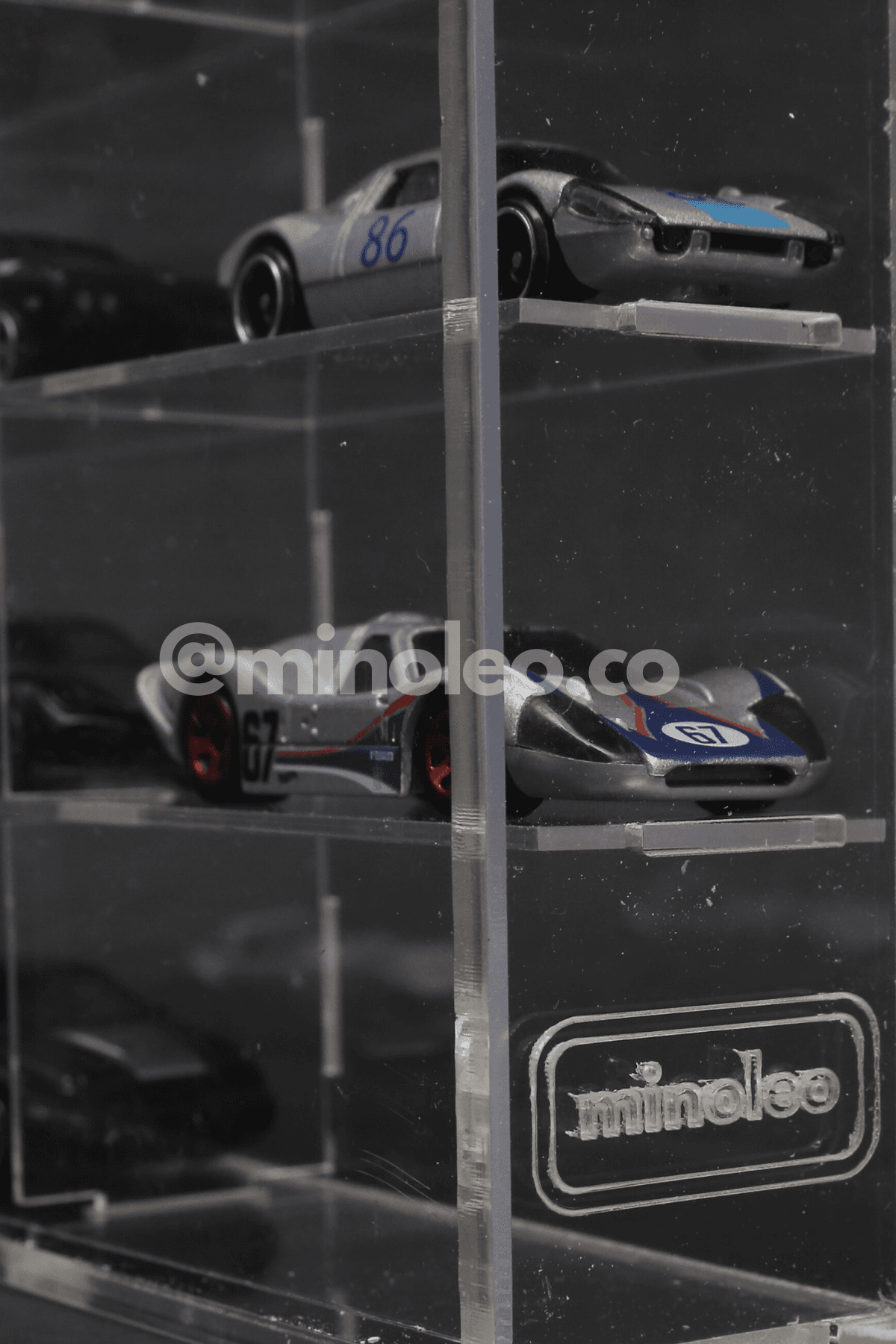HOT WHEELS KAPAKLI DUVAR RAFI – MİNOLEO 49’LUK ORİJİNAL PREMIUM SERİ (5MM ÇERÇEVELİ)