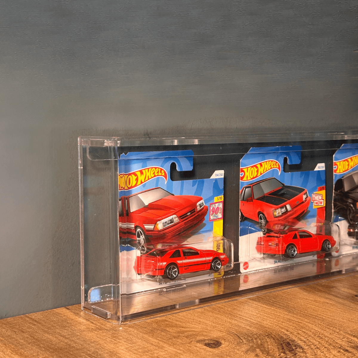 10’lu Kapaklı Pleksi Hot Wheels Diecast Araba Kartonetleri İle Dikey Araç Sergileme Rafı