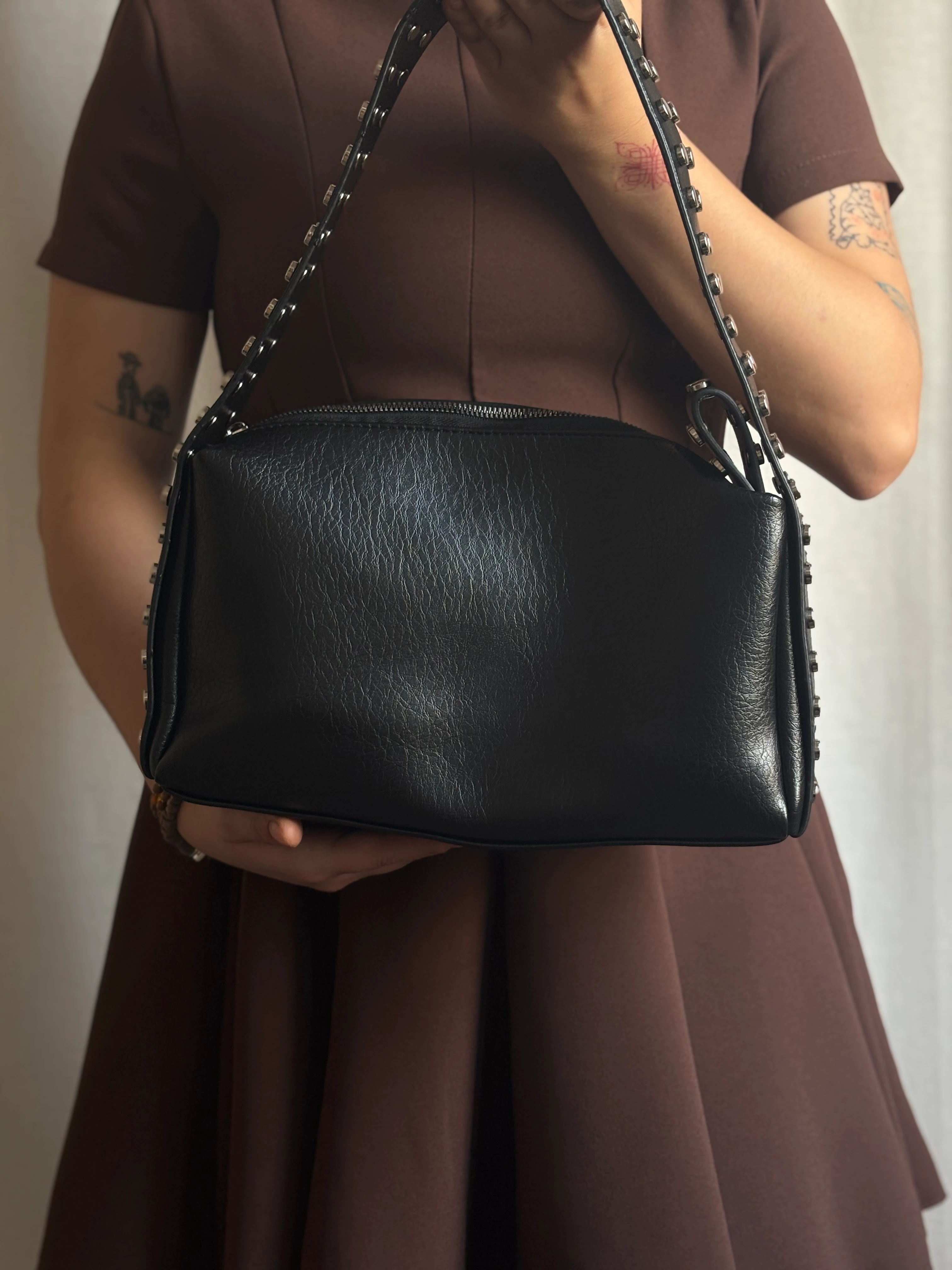 Siyah Deri Zımbalı Çanta