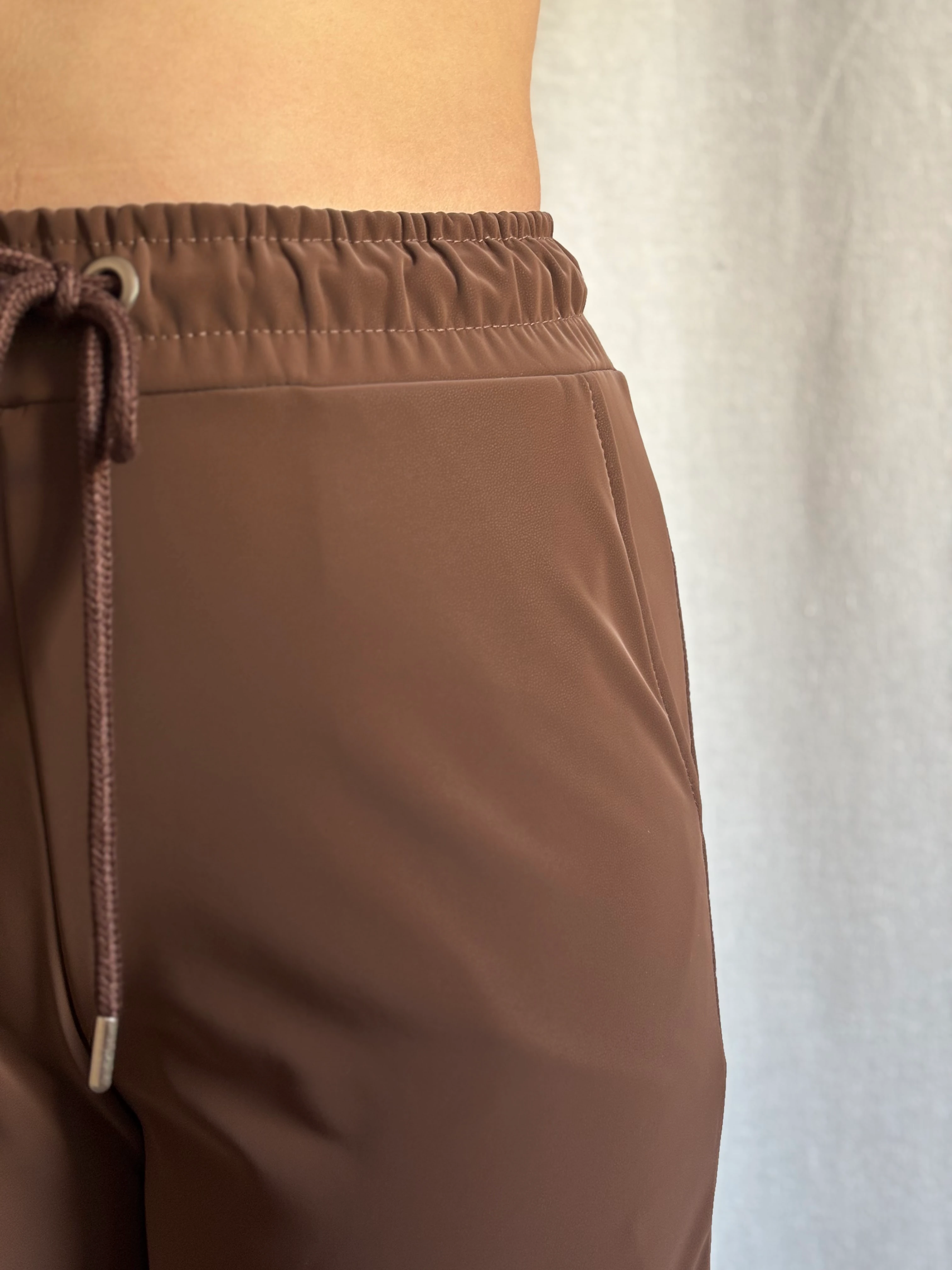 Parlak Deri Görünümlü Pantolon