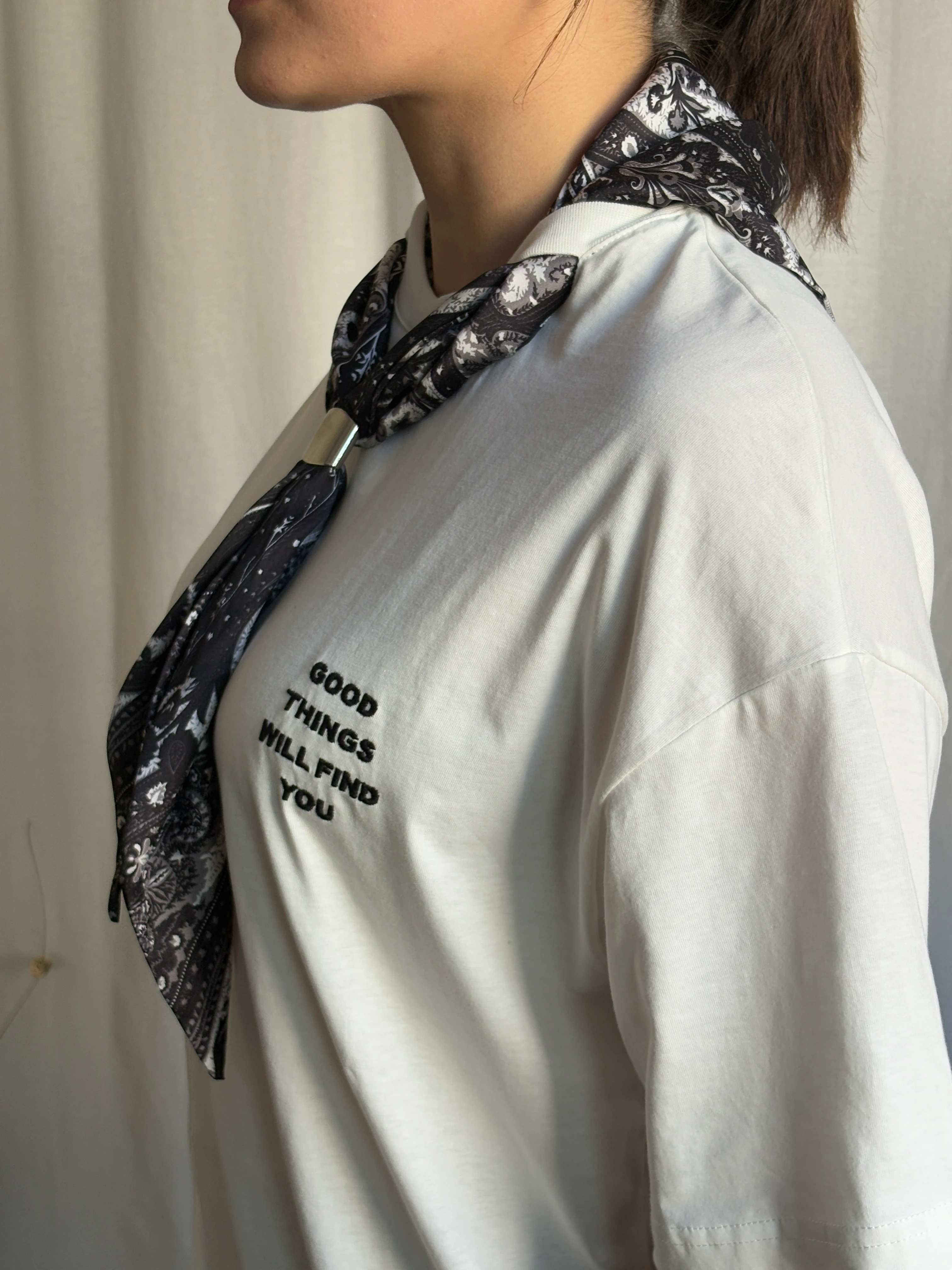 Fularlı Yazı Nakışlı Oversize Tişört