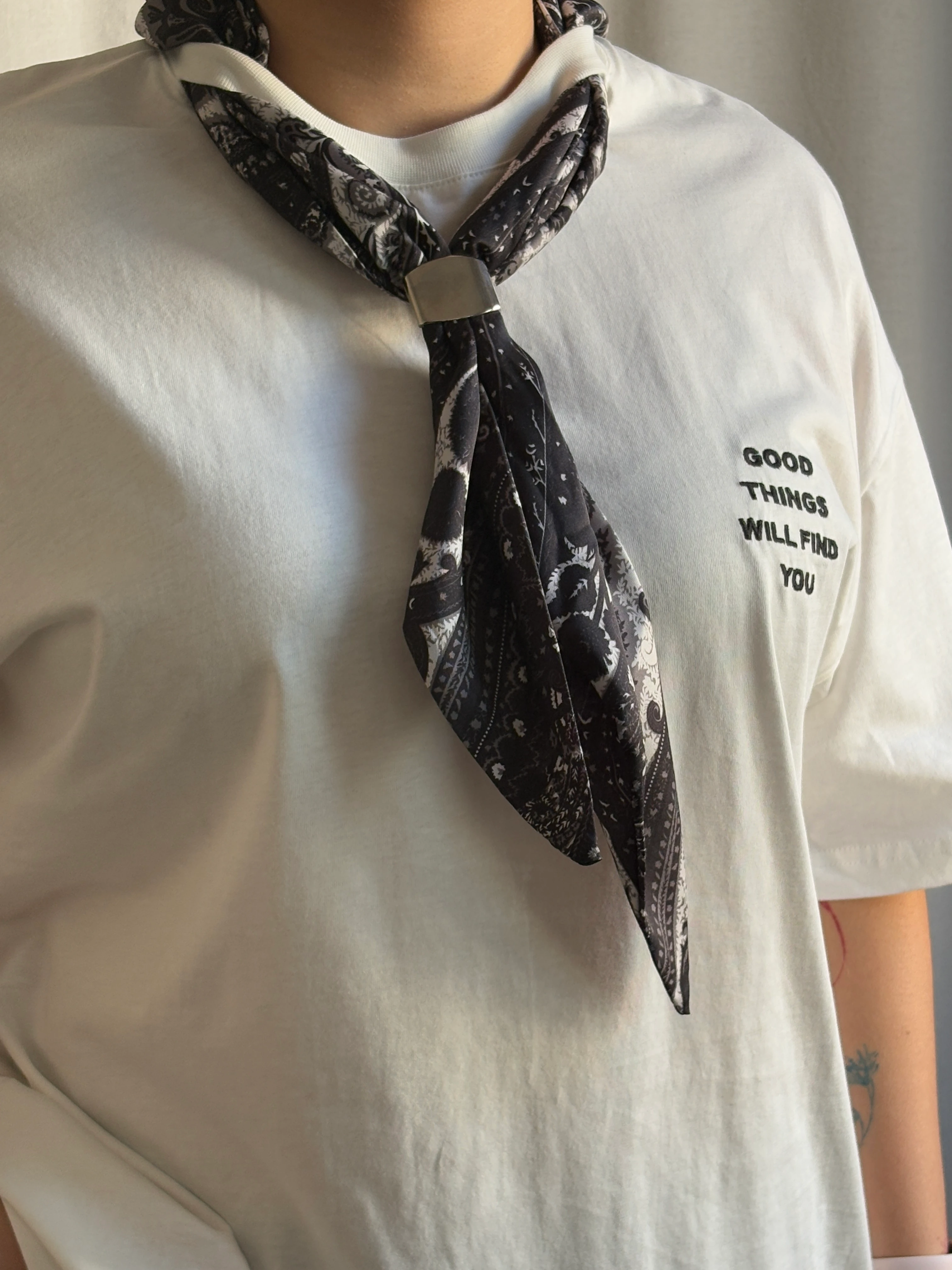 Fularlı Yazı Nakışlı Oversize Tişört