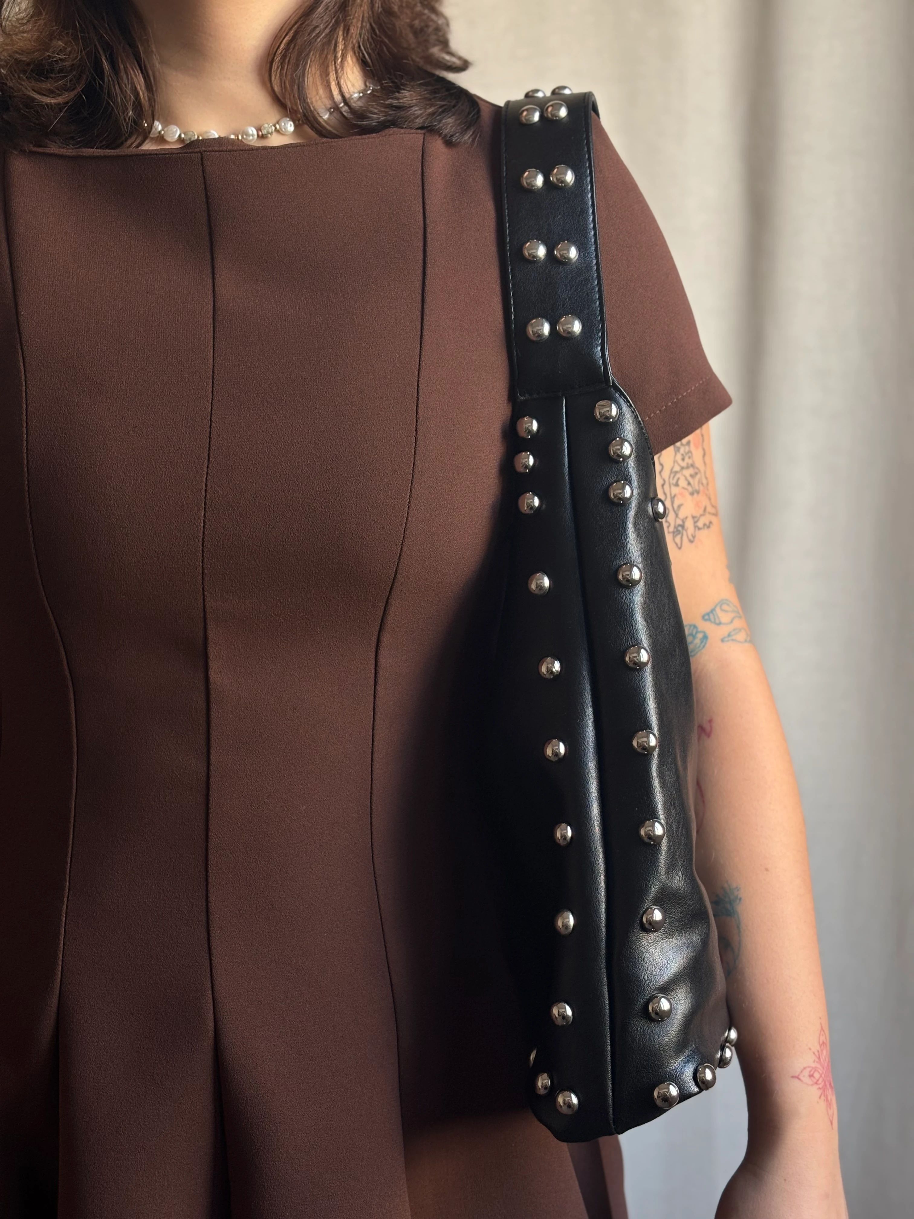 Büyük Deri Zımbalı Çanta - Siyah