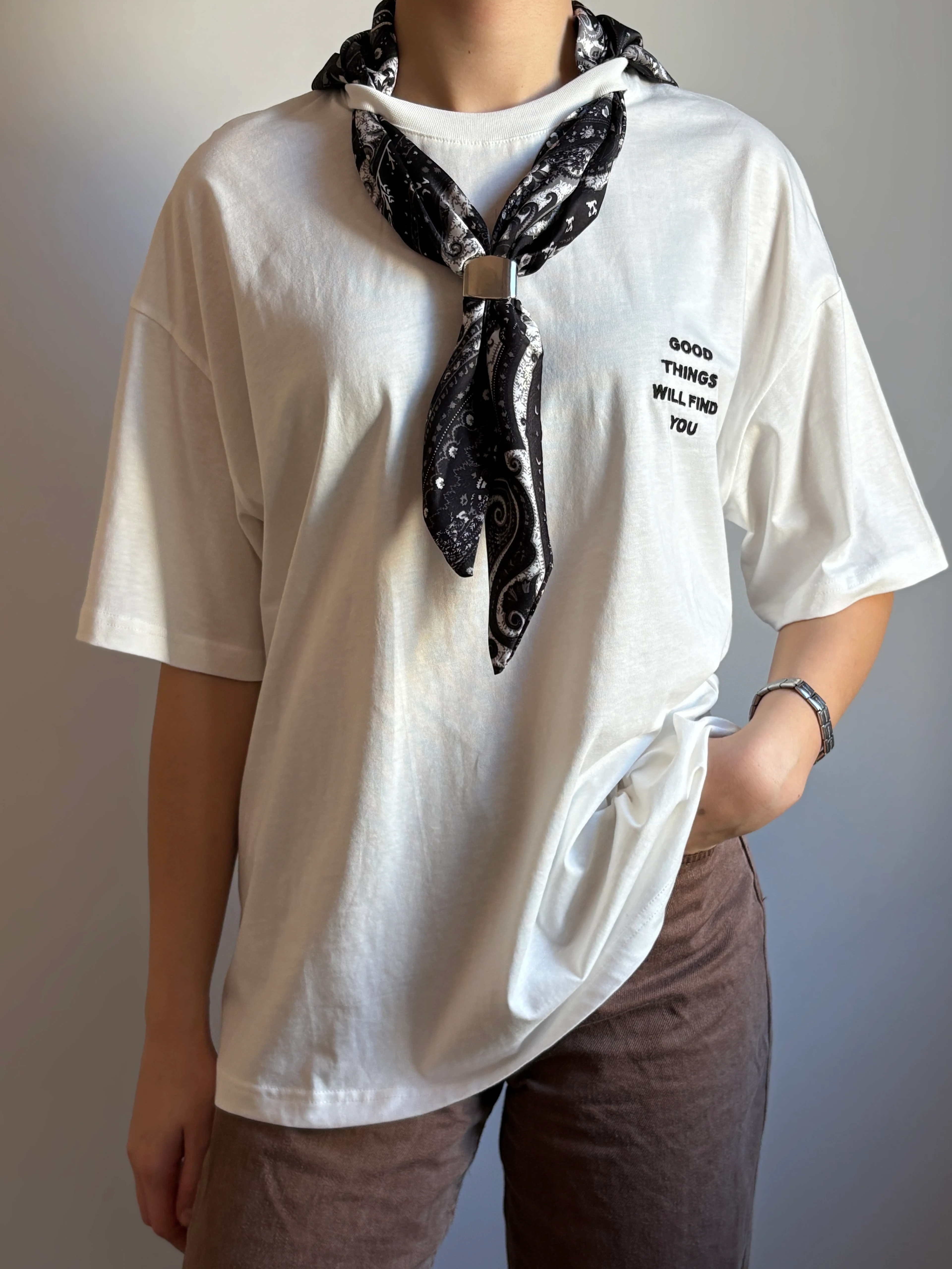 Fularlı Yazı Nakışlı Oversize Tişört