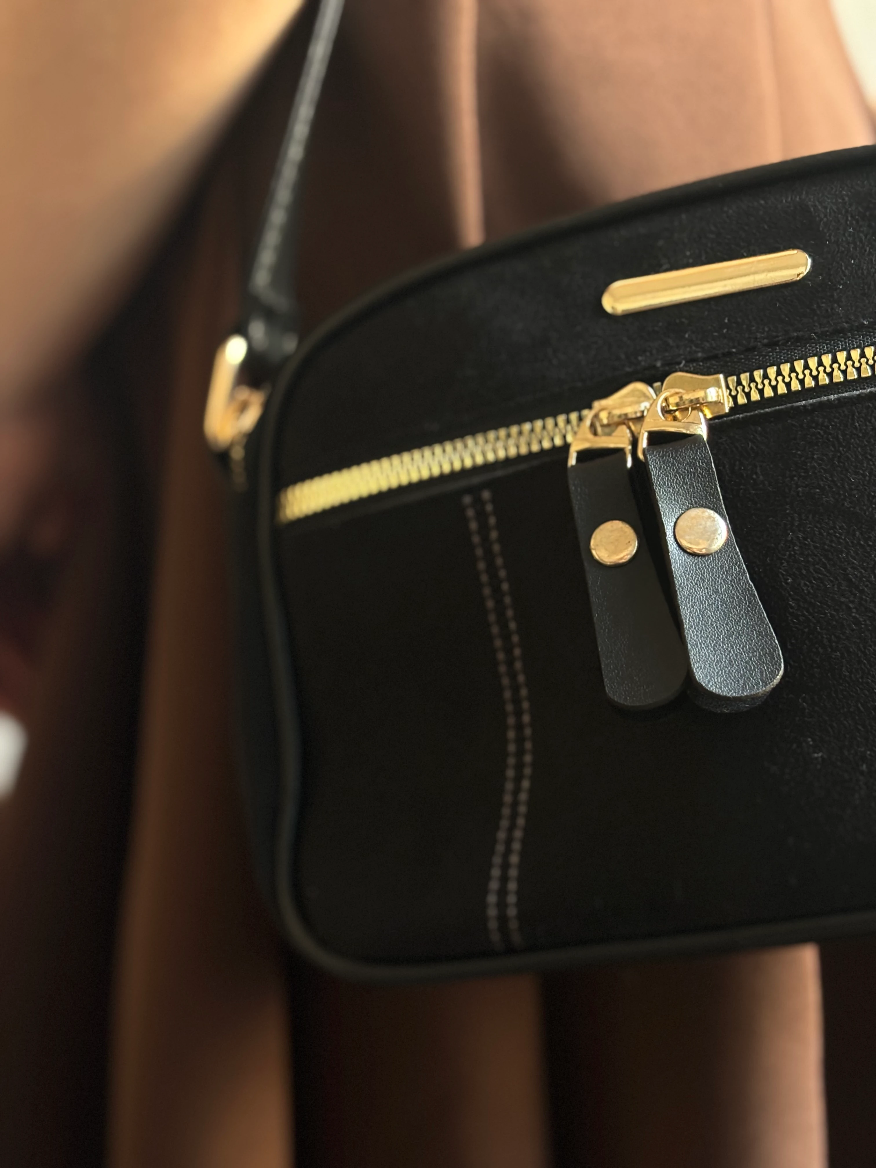 Fermuar Detaylı Süet Çanta