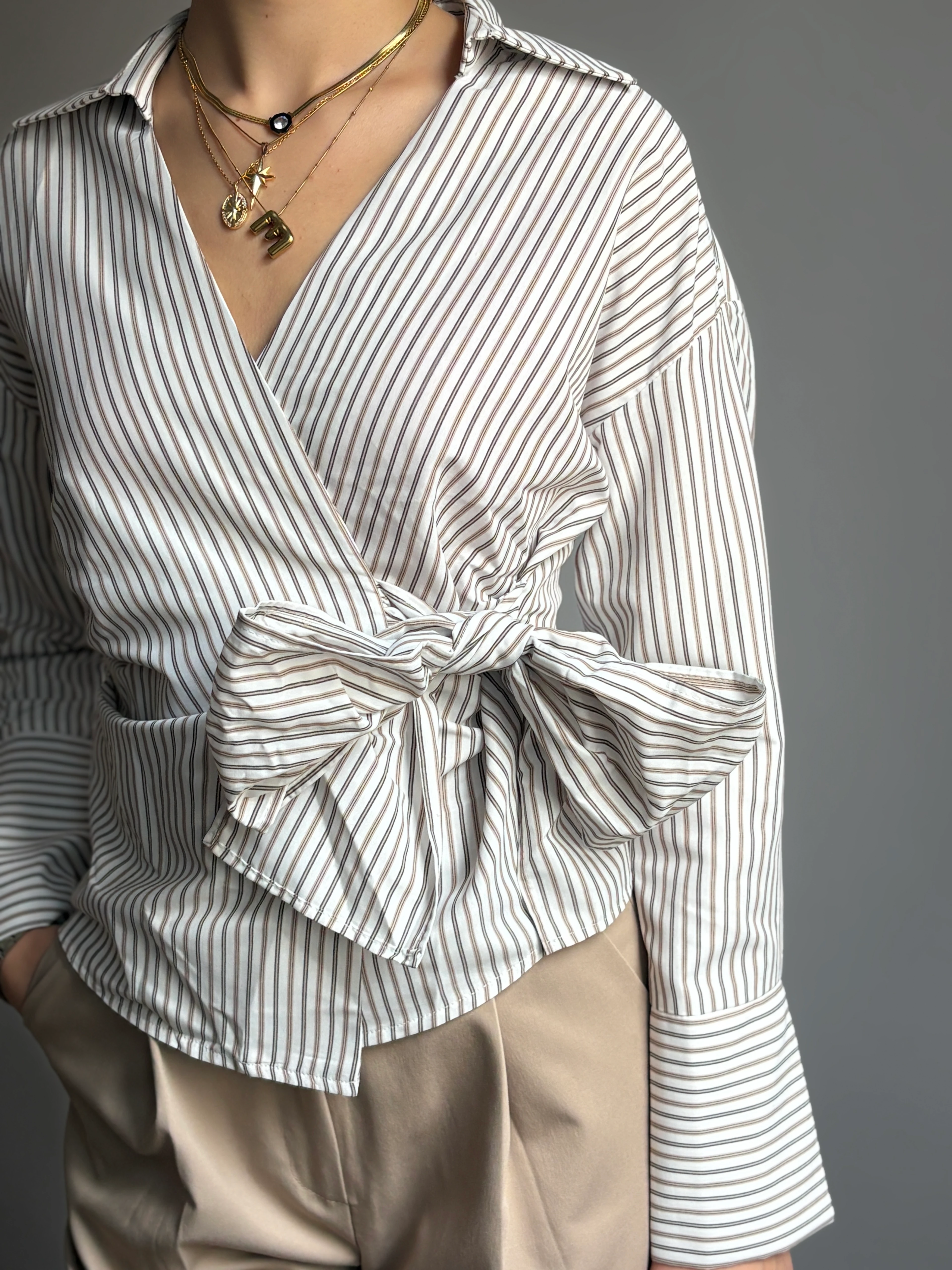  Çizgili Bağlama Detaylı Gömlek