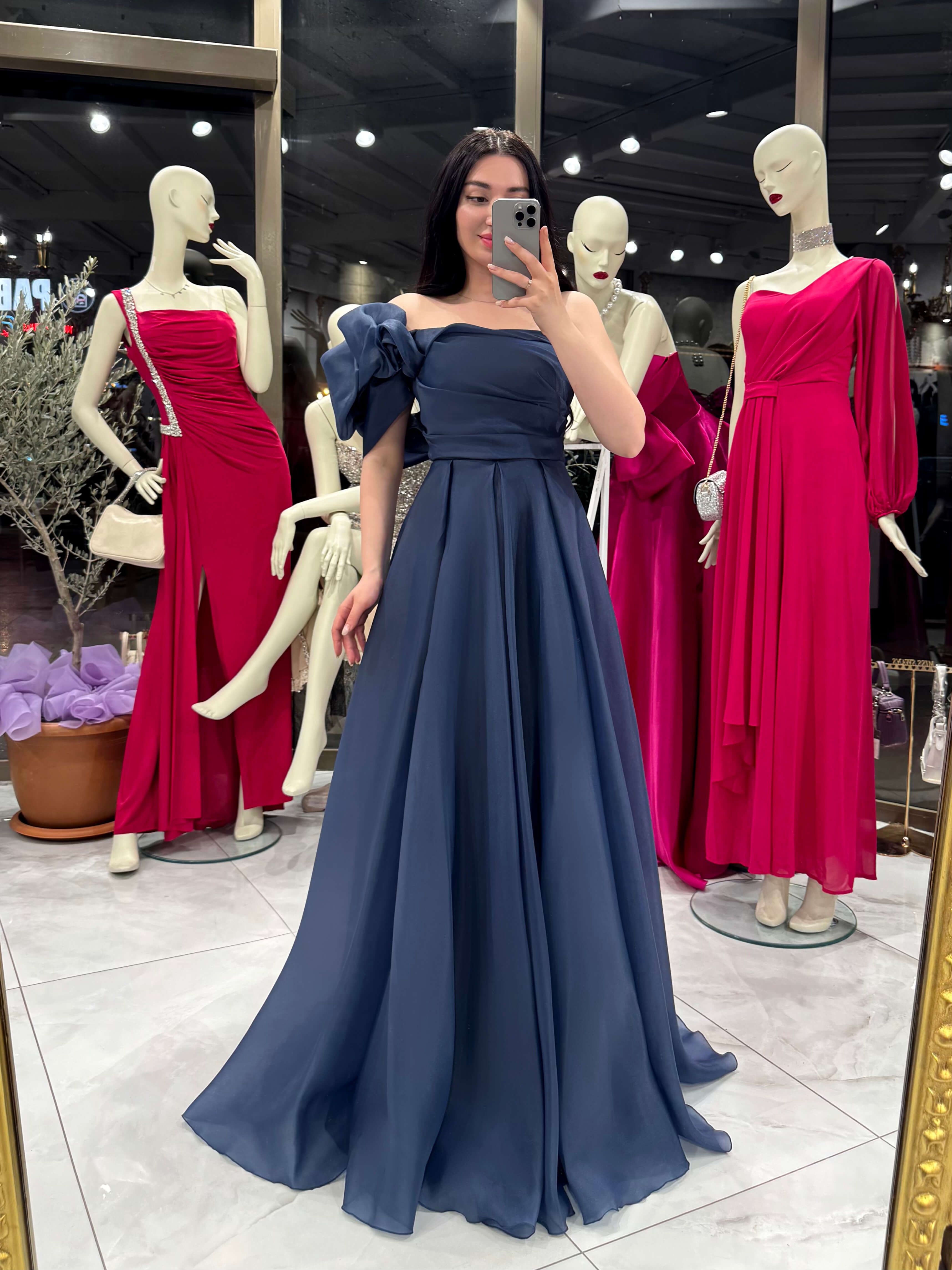 Mariah Büzgülü Tek Kol Arkası İpli Astarlı Organze Uzun Elbise Lacivert