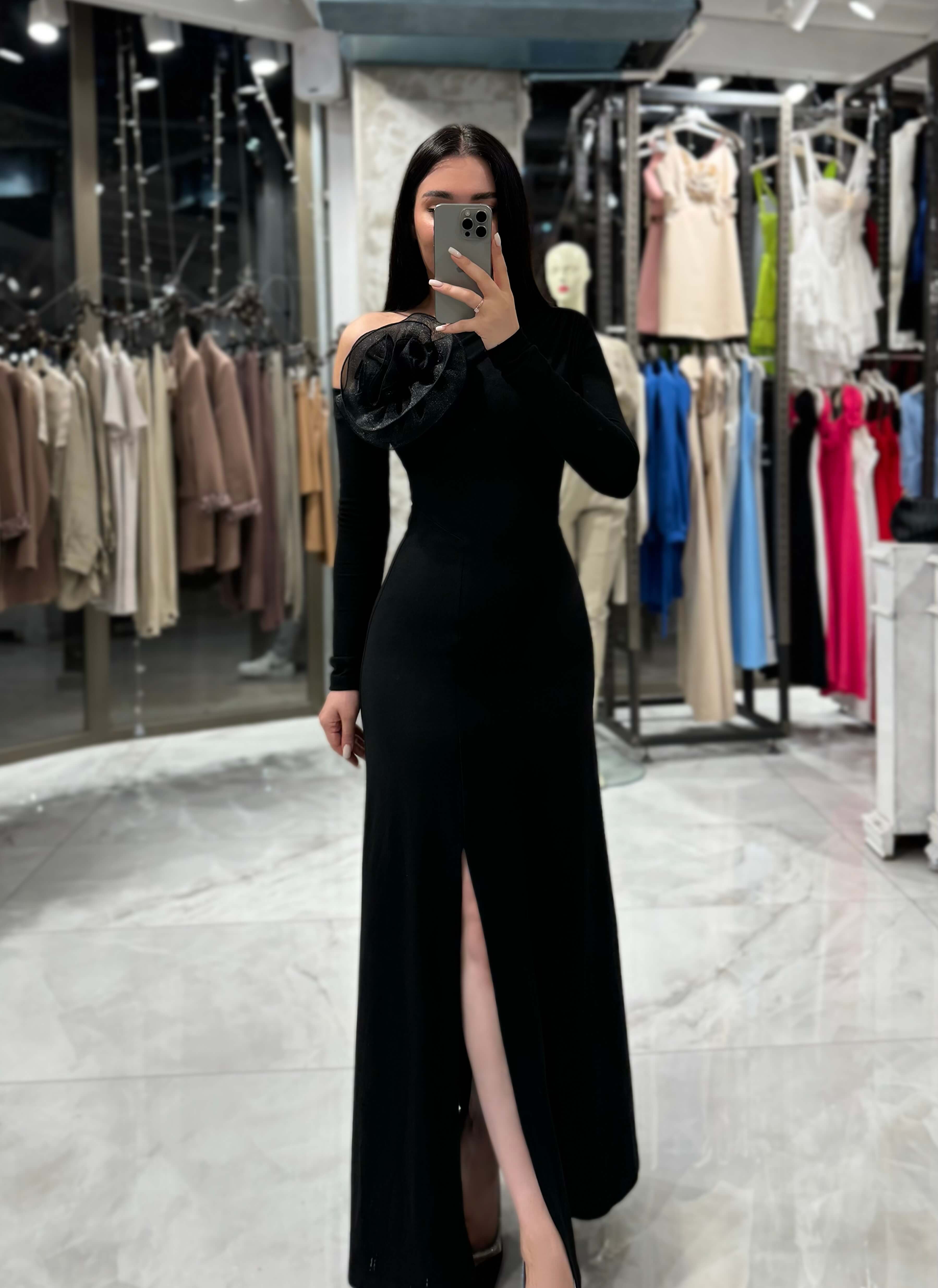 Vayona Gül Detaylı Omuz Dekolteli Maxi Boy Elbise Siyah
