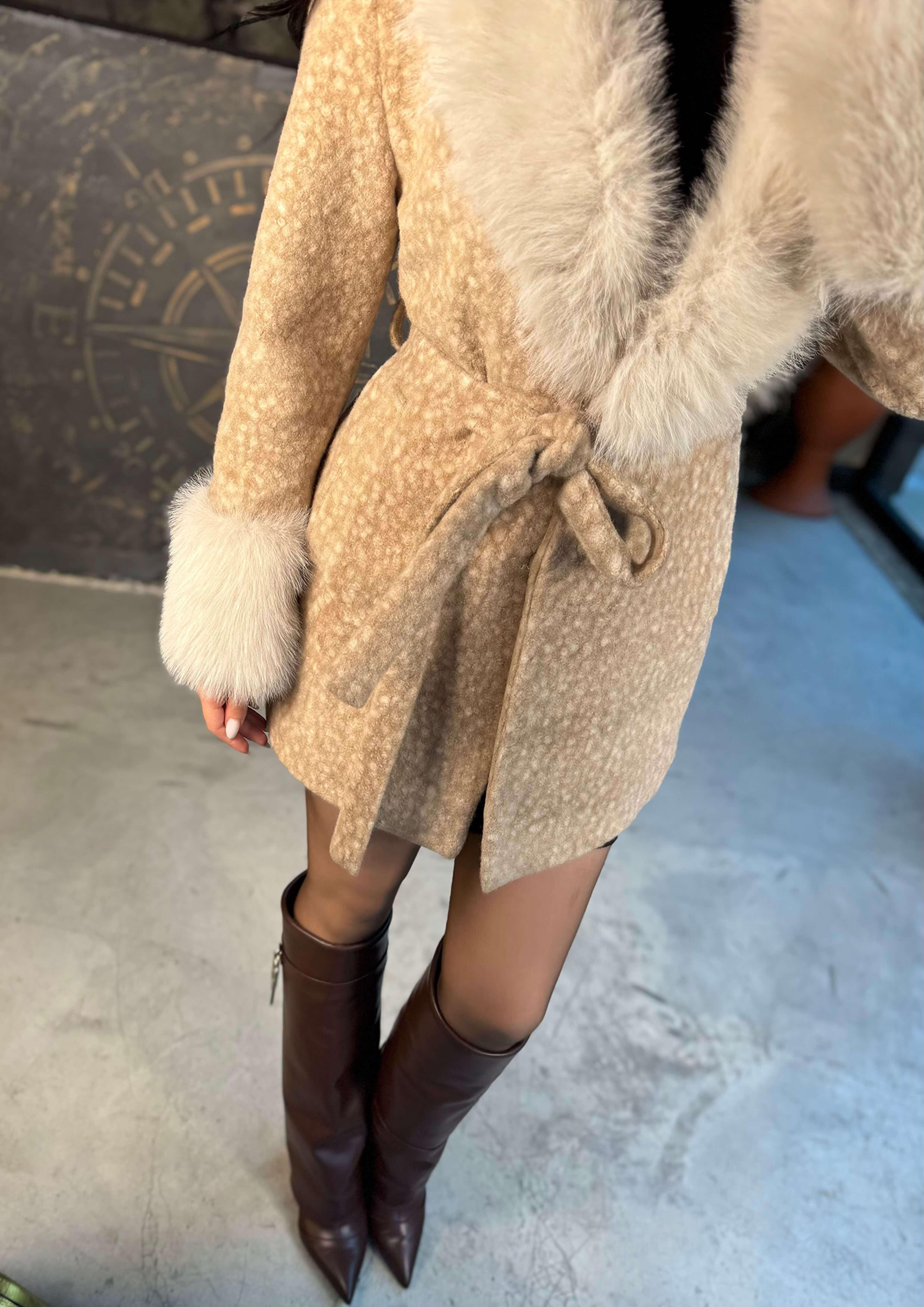 Santer Yaka Ve Kolu Kürklü Kemerli Bukle Kısa Kaban Bej