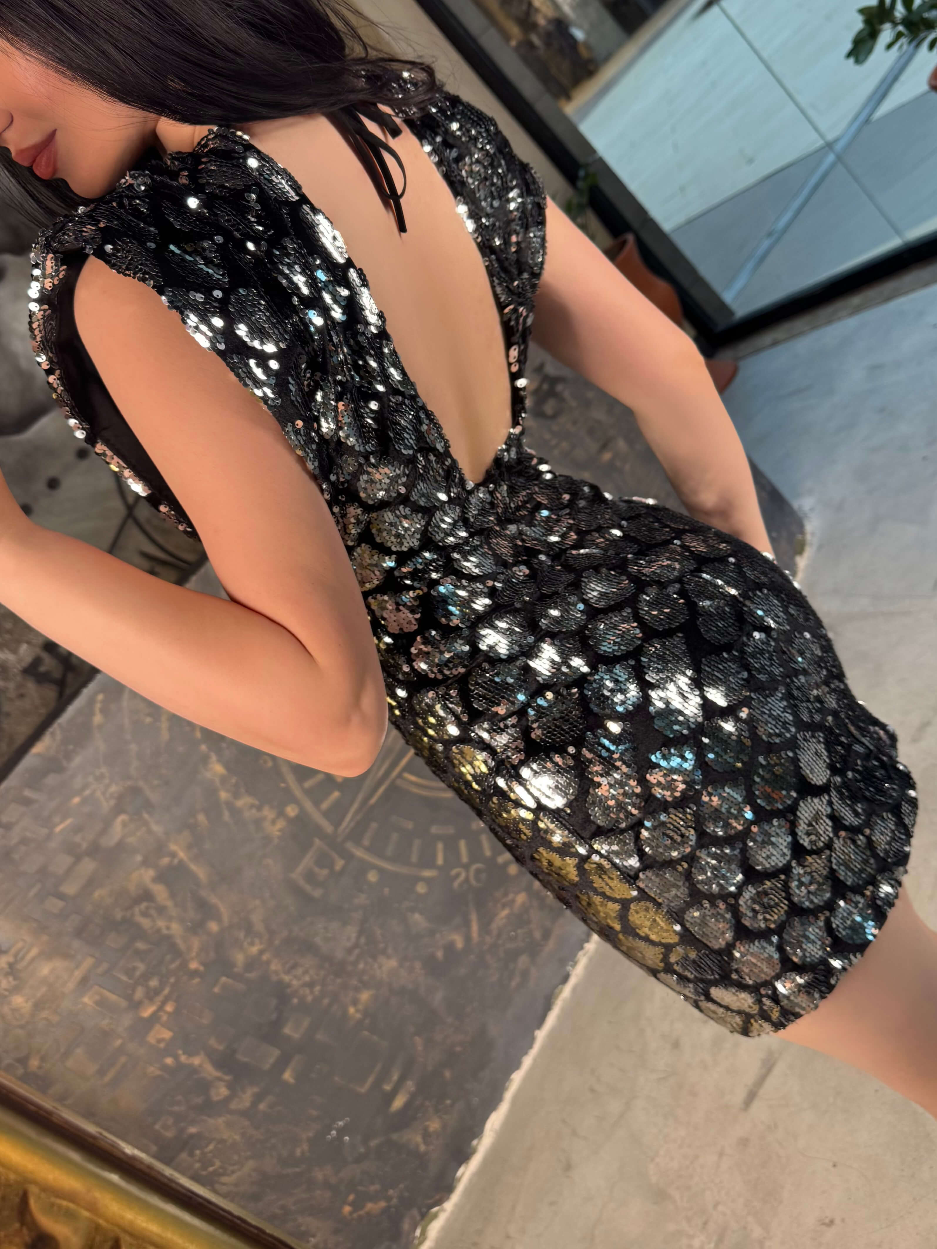 Assol Pul Payet Sırtı Dekolteli Omuz Vatkalı Mini Elbise Gümüş