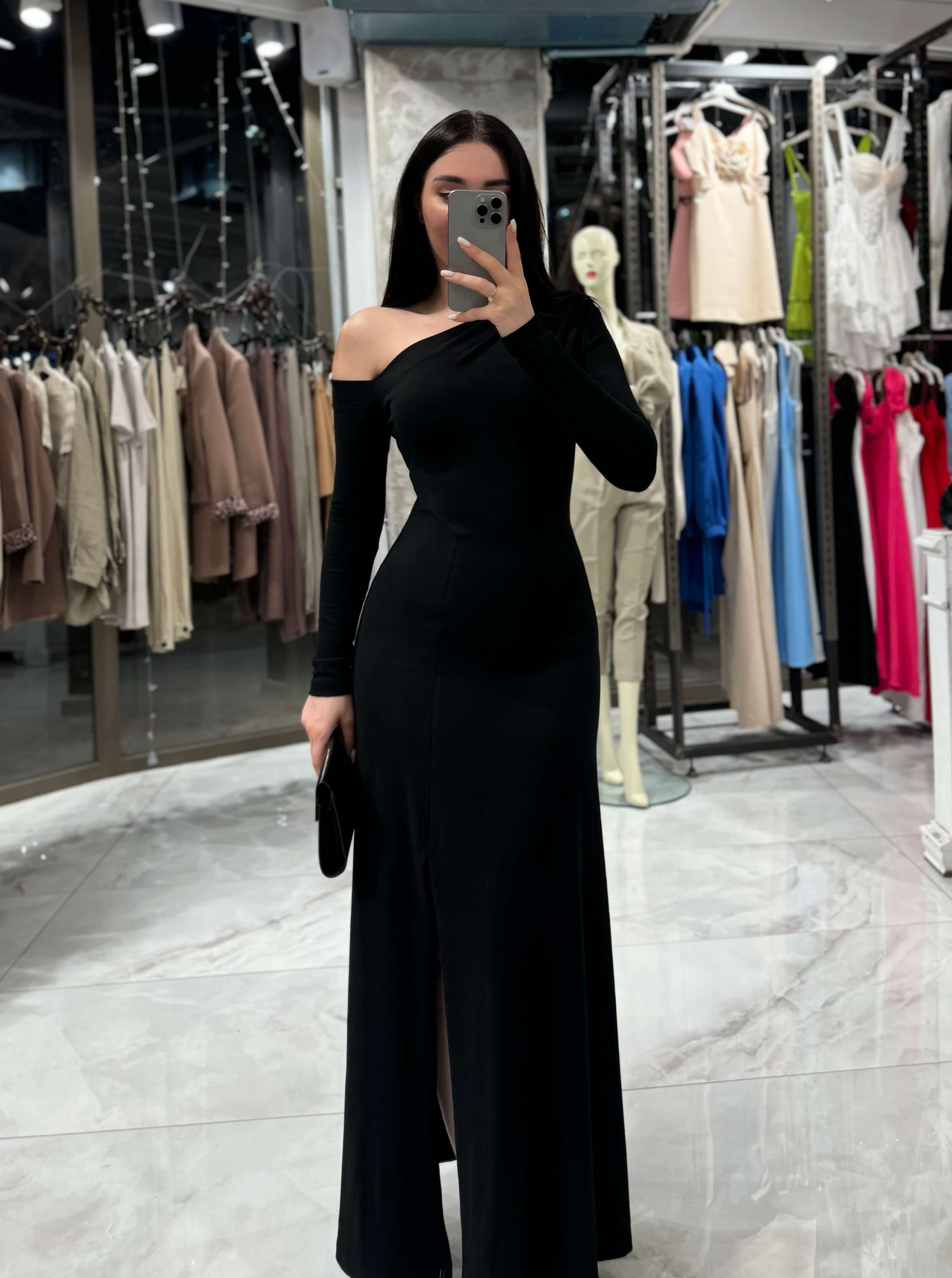 Vayona Gül Detaylı Omuz Dekolteli Maxi Boy Elbise Siyah