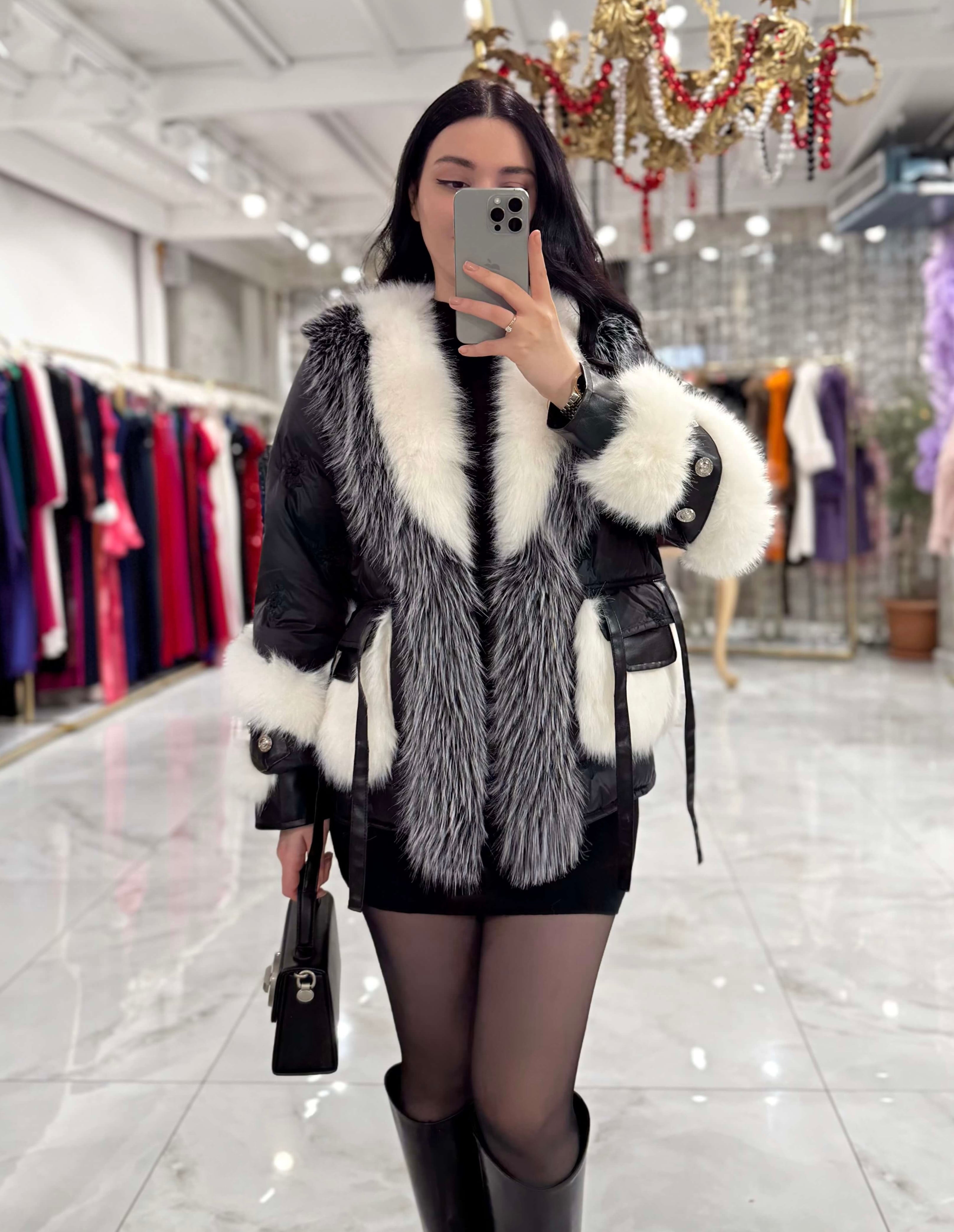 Amaris Nakış İşlemeli Kolu Deri Ve Aksesuar Detaylı Önü Cepli İthal Vip Kürklü Mont Siyah Beyaz