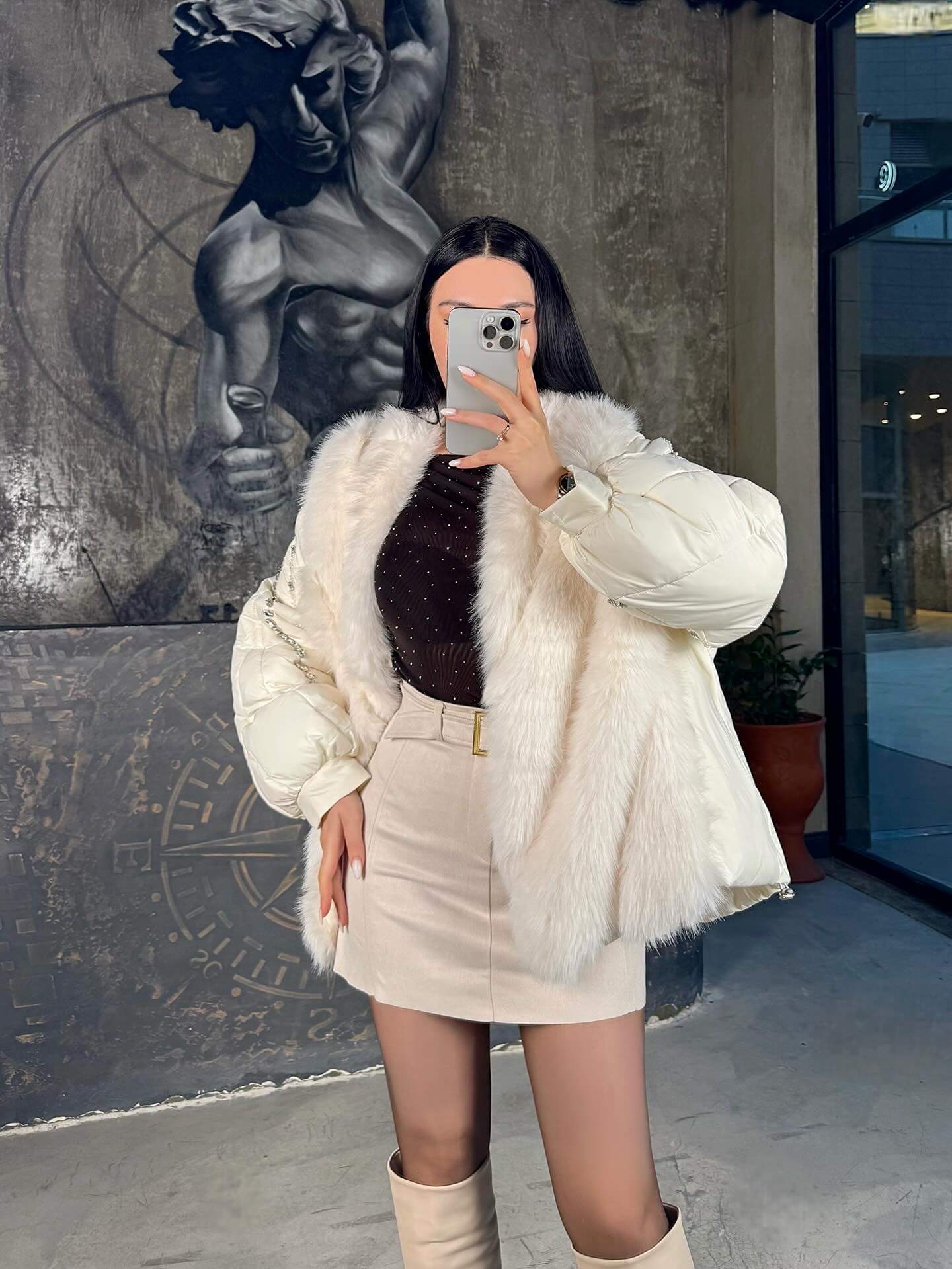 Kimmi Önü Kürk Detay Balon Kol Boncuk Taş İşlemeli İthal Şişme Mont Ekru