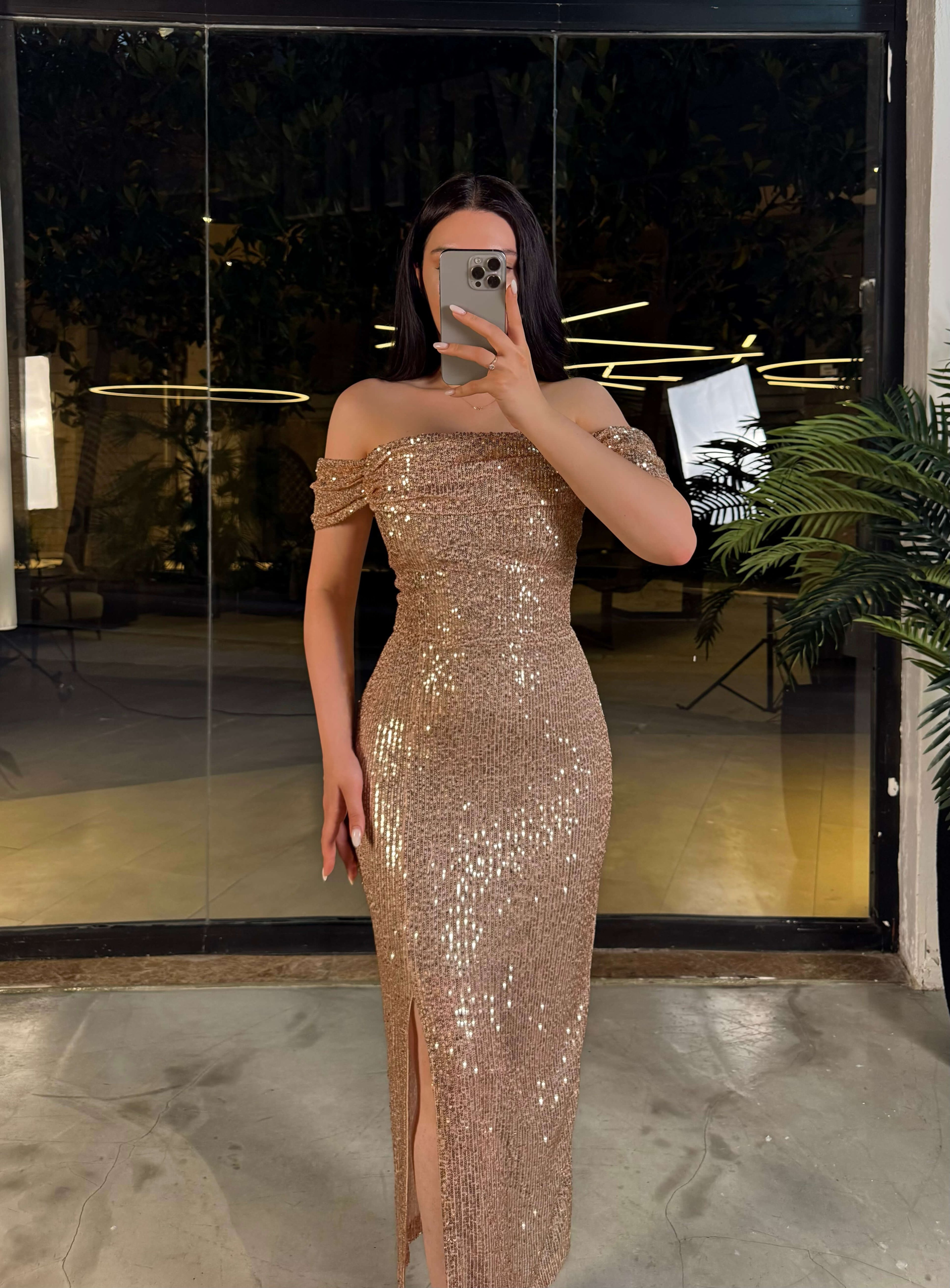 Liara Degaje Yaka Düşük Omuz  Midi Boy Önü Yırtmaçlı Pul Payet Elbise Gold