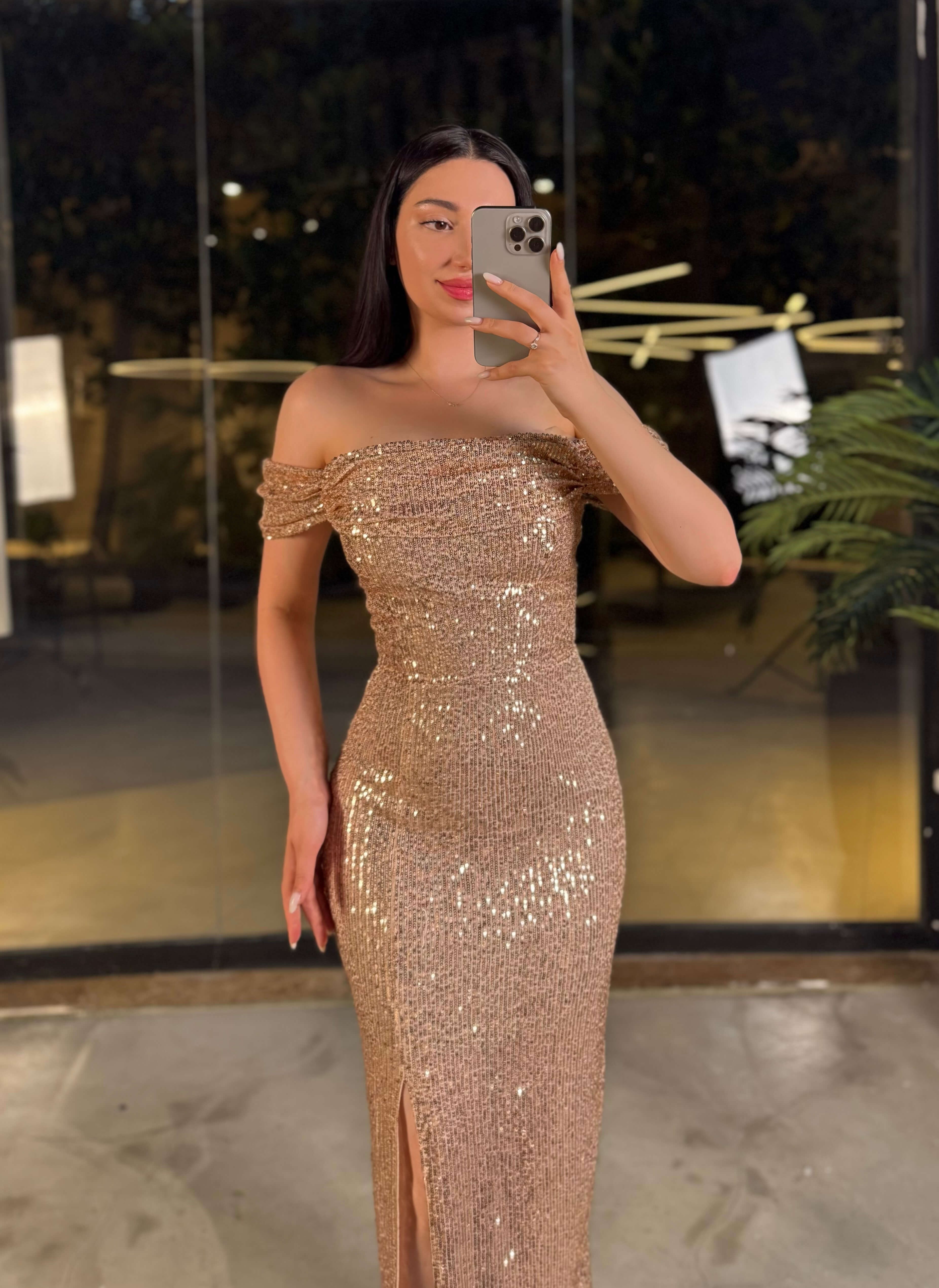 Liara Degaje Yaka Düşük Omuz  Midi Boy Önü Yırtmaçlı Pul Payet Elbise Gold