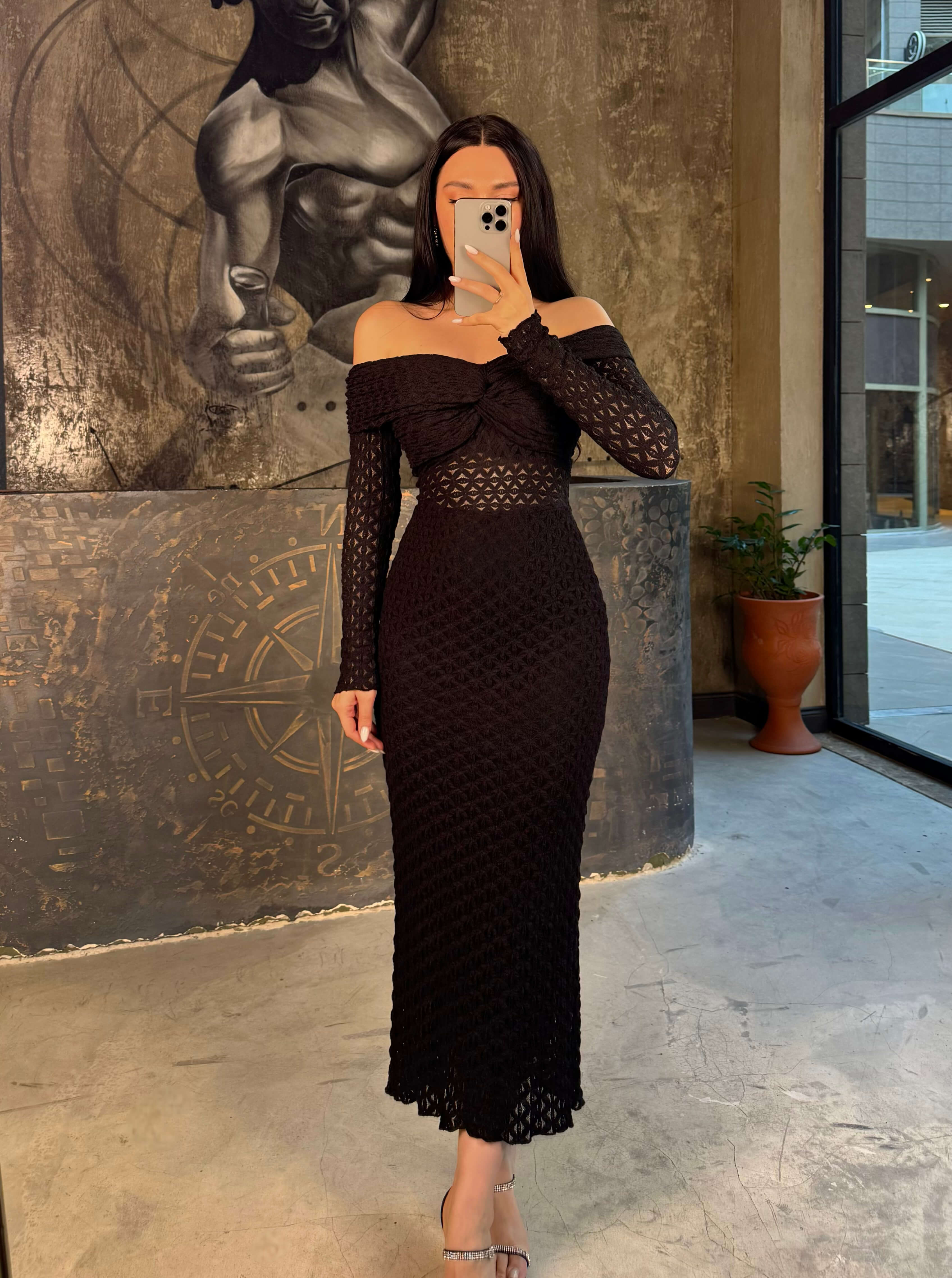 Trisha Beli  Transparan Madona Yaka Uzun Kol Midi Boy Dantel Elbise Siyah