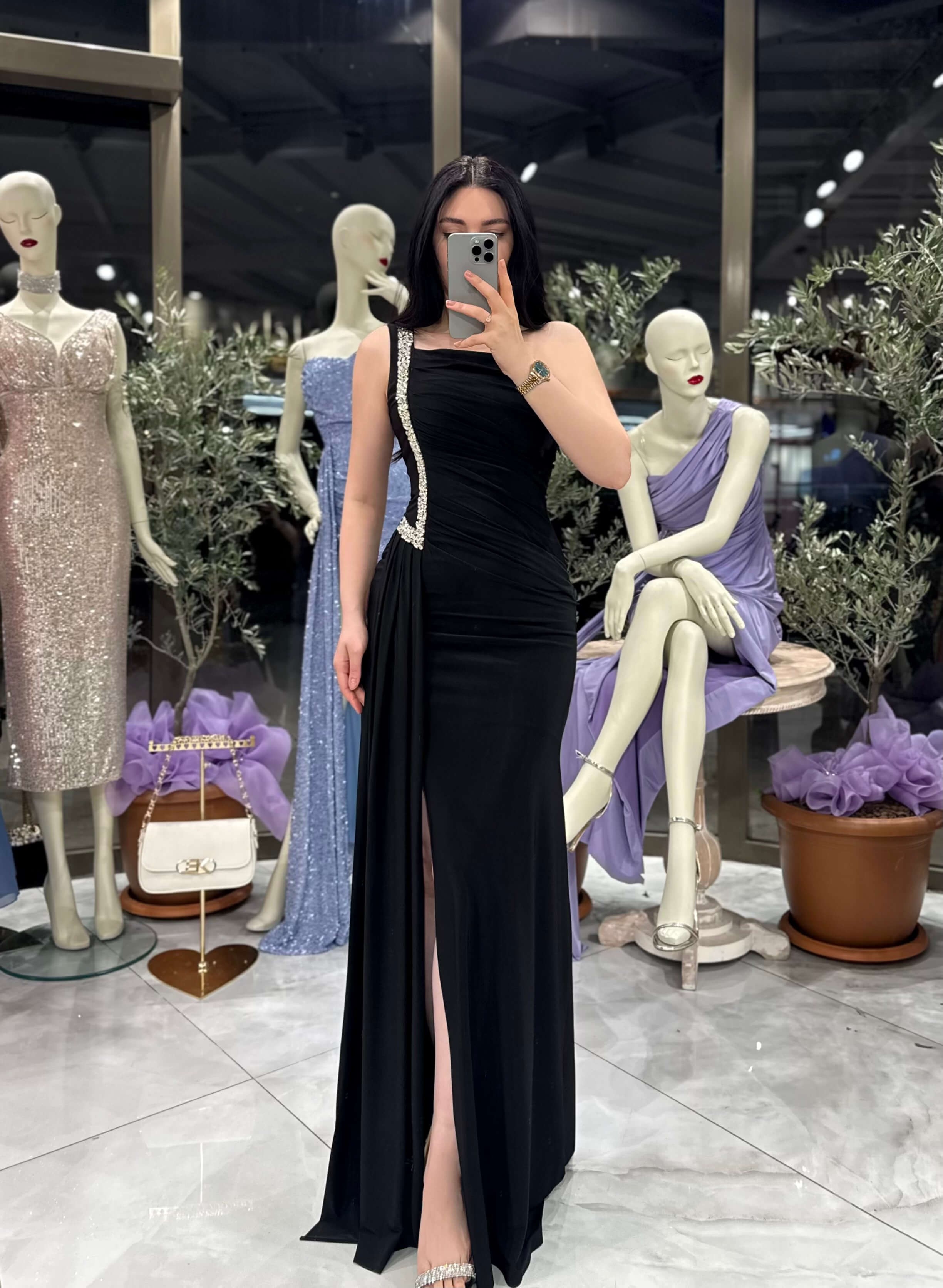 Nadine Taş İşlemeli Tek Kol Önden Yırtmaçlı Uzun Elbise Siyah
